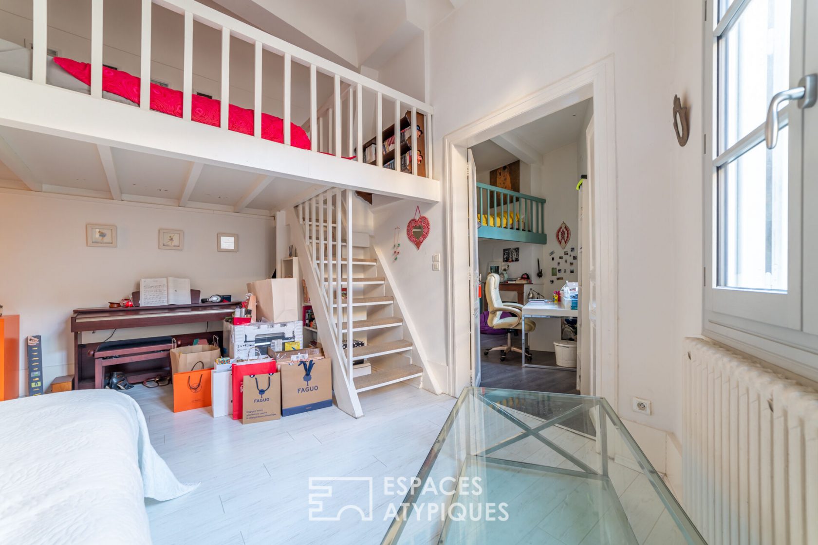 Charm of the old and refinement in the heart of the Ecusson