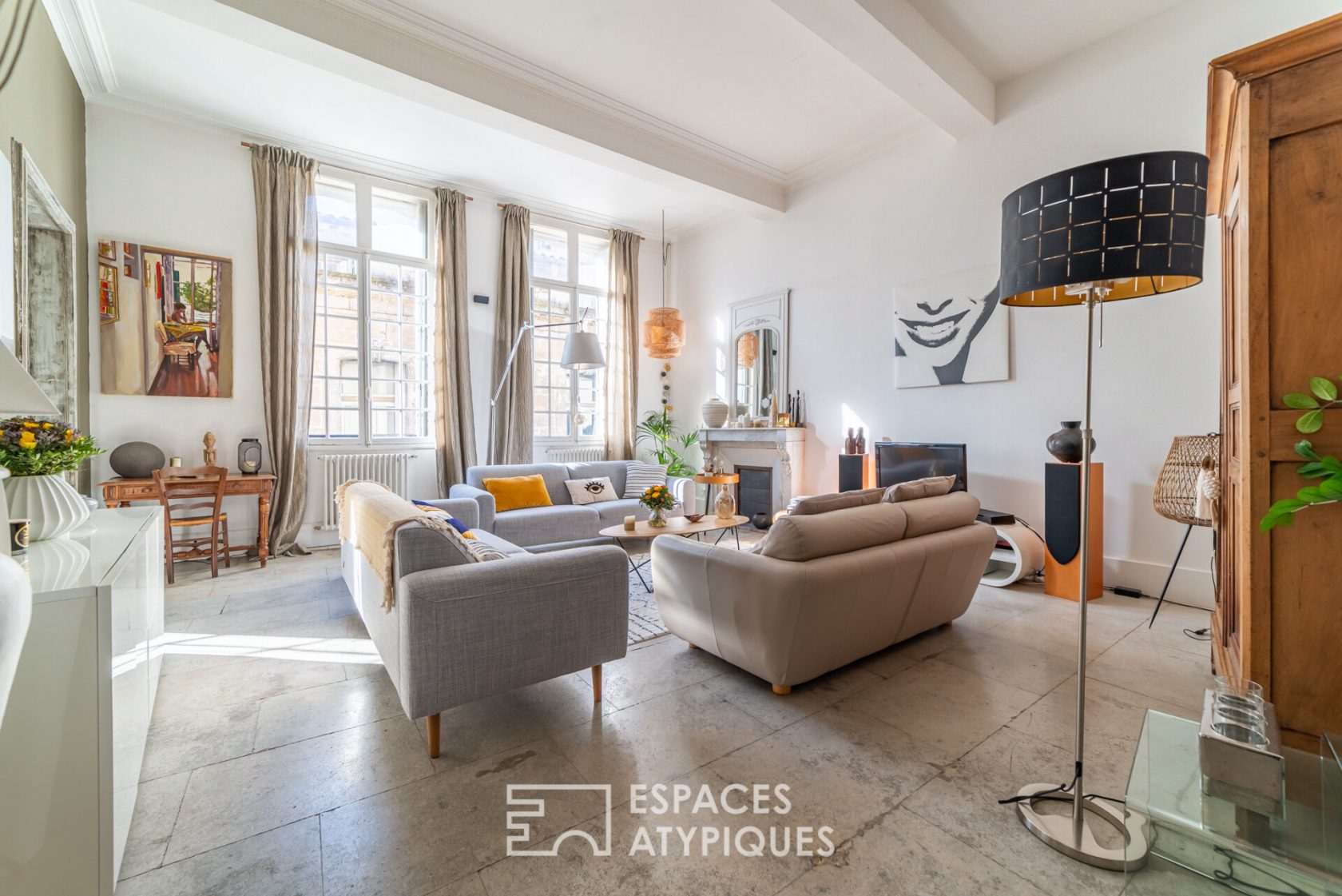 Charm of the old and refinement in the heart of the Ecusson