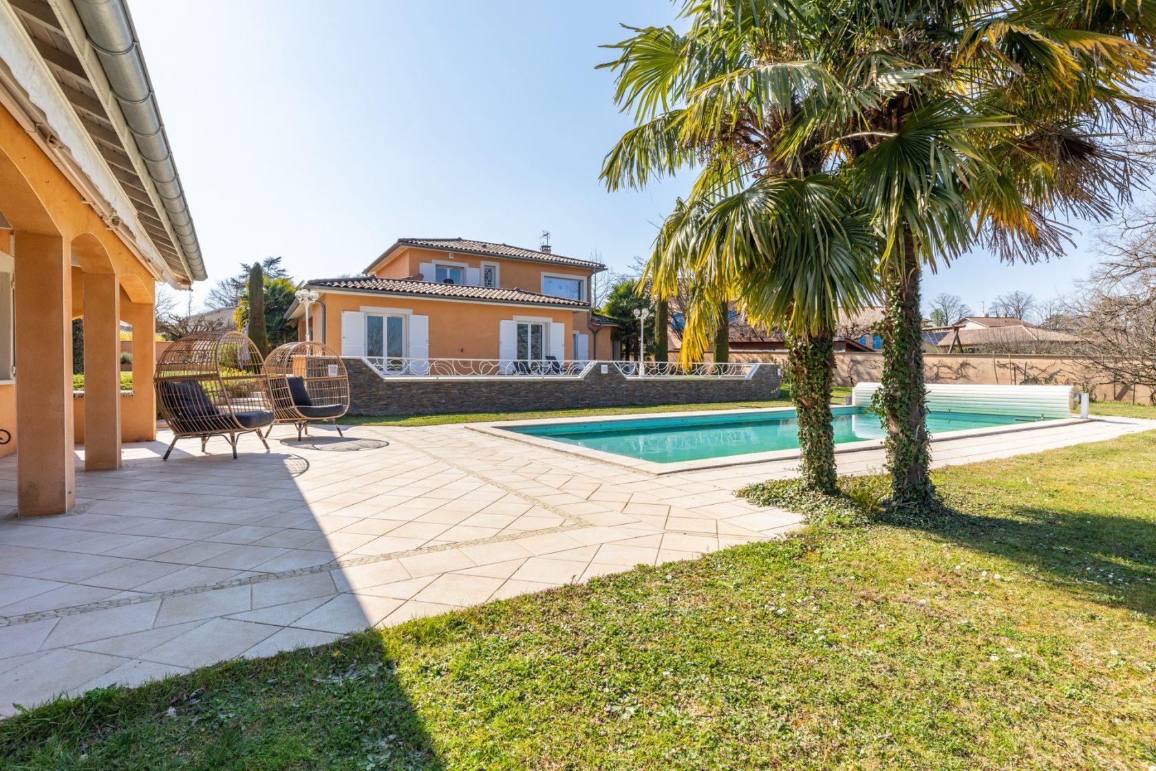 House on the banks of the Rhône with swimming pool