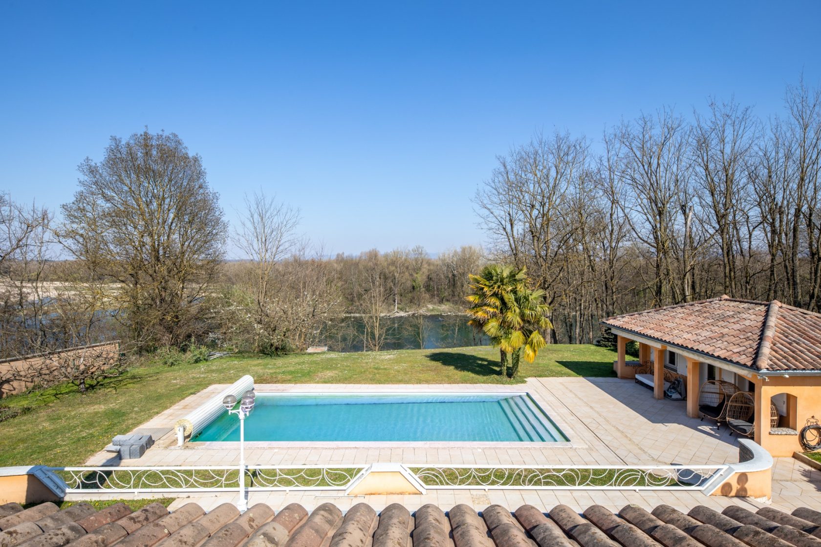 House on the banks of the Rhône with swimming pool