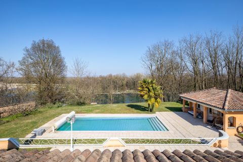House on the banks of the Rhône with swimming pool