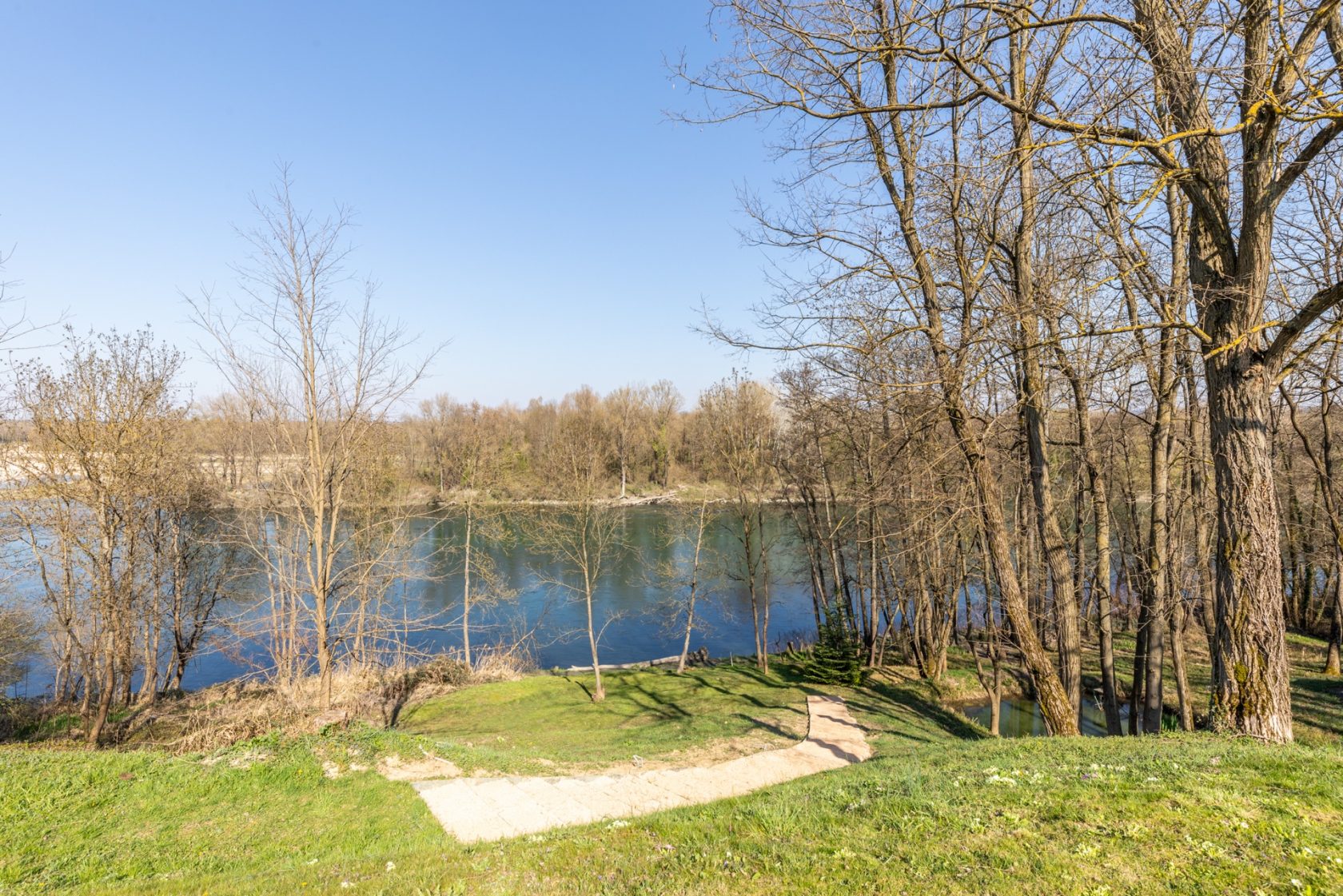 House on the banks of the Rhône with swimming pool