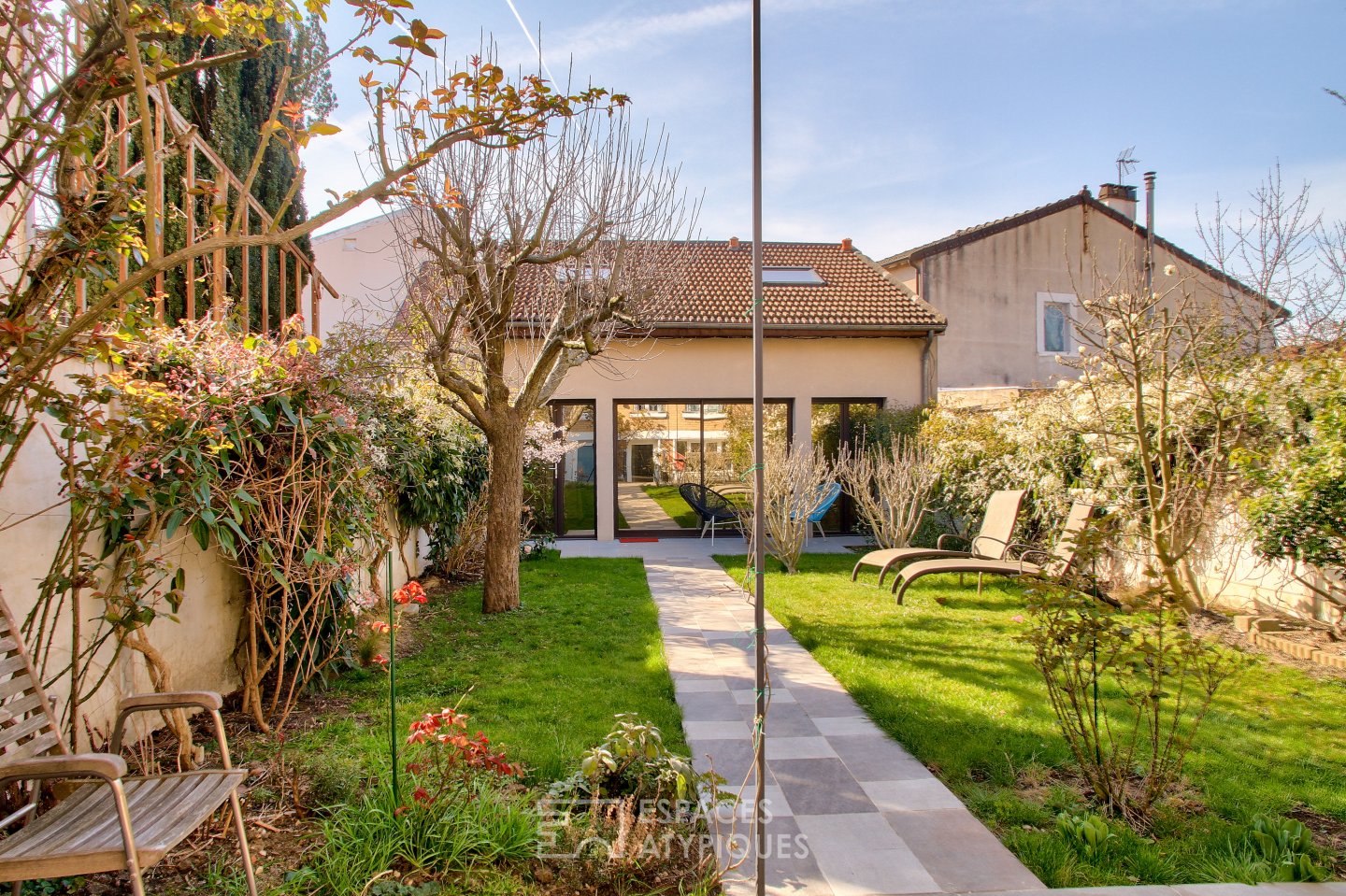 Family house with garden and outbuilding