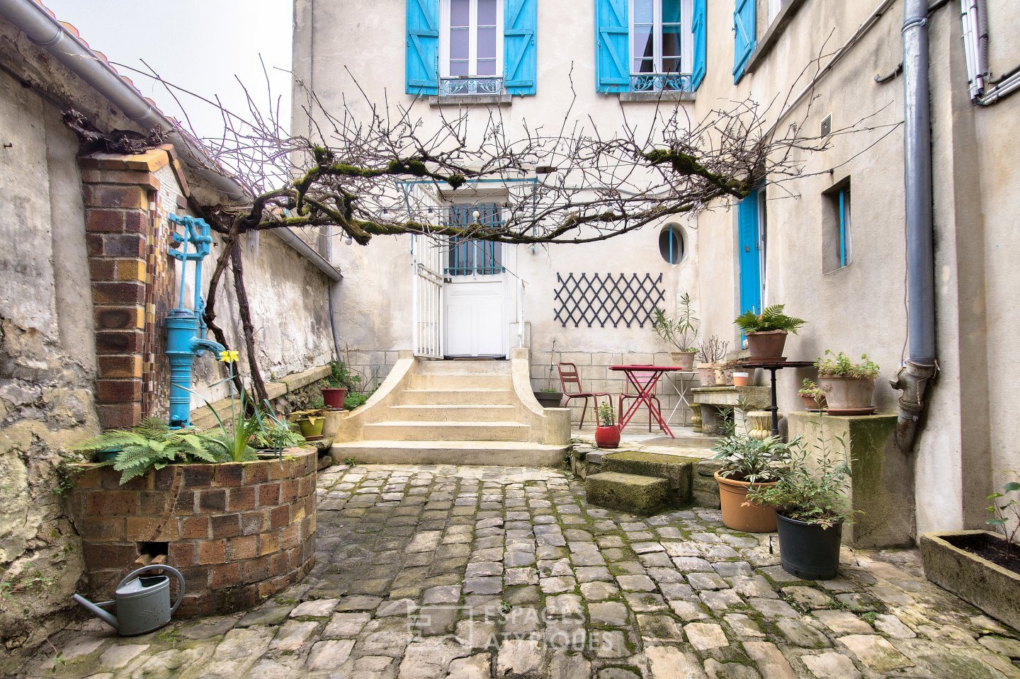 Old farmhouse in the heart of the village of Fontenay-sous-Bois