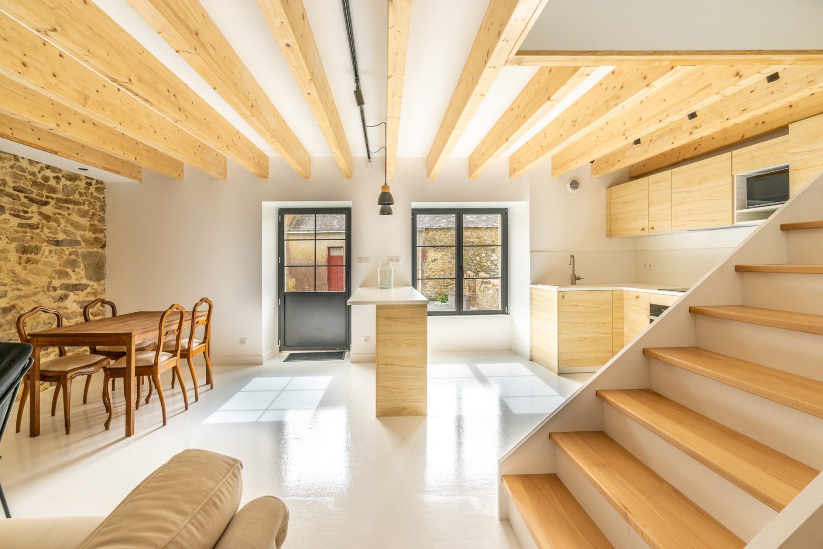 Maison de charme en pierre entièrement rénovée avec son espace extérieur