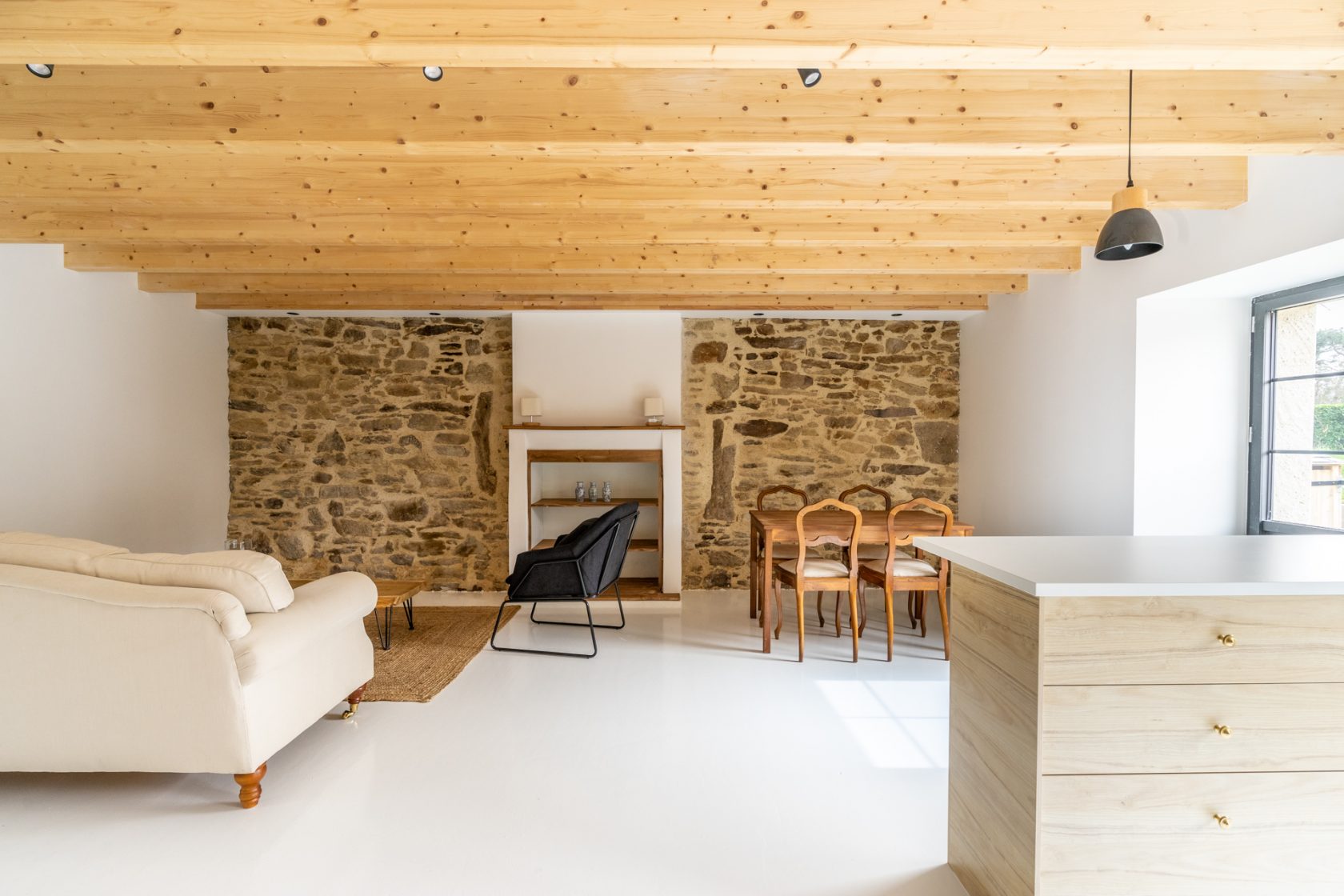 Maison de charme en pierre entièrement rénovée avec son espace extérieur