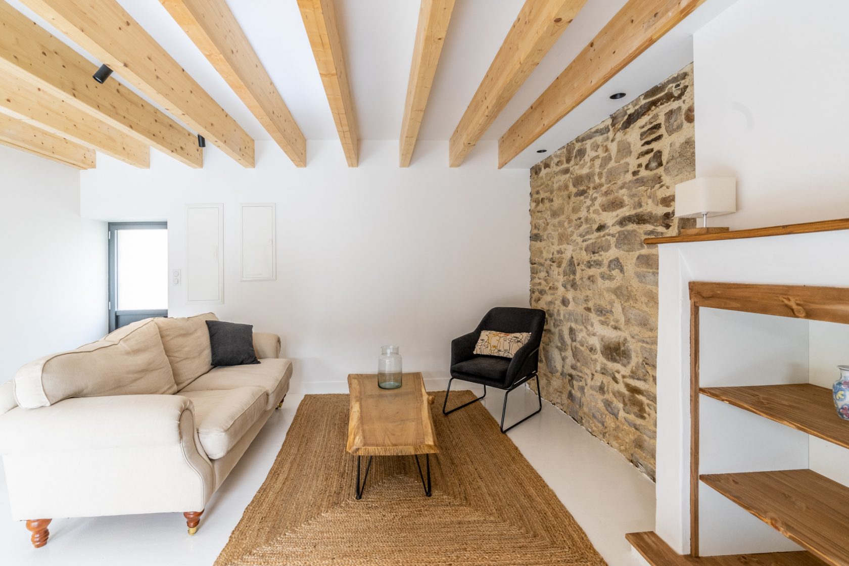 Maison de charme en pierre entièrement rénovée avec son espace extérieur