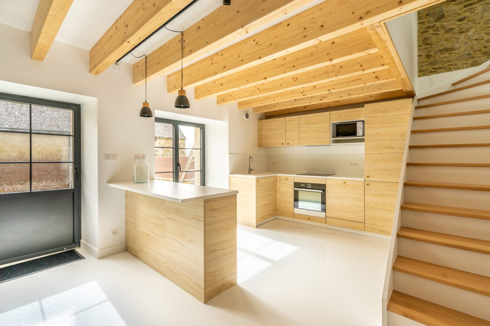 Maison de charme en pierre entièrement rénovée avec son espace extérieur