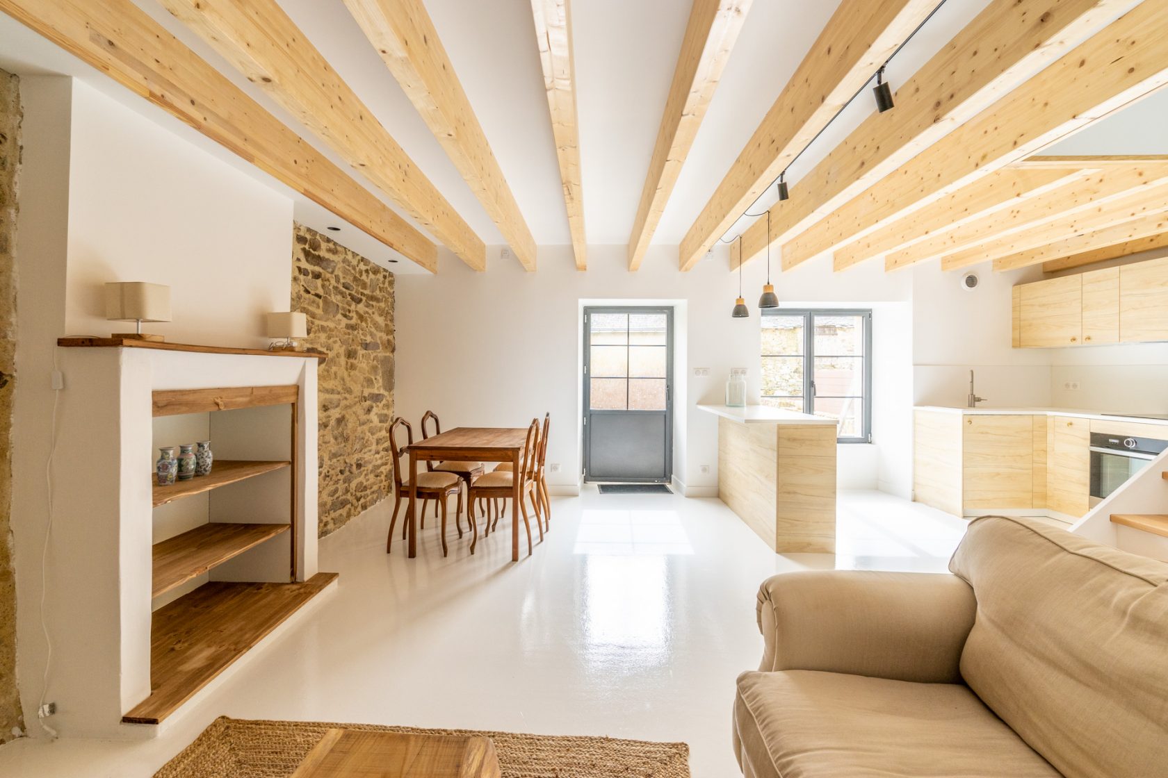Maison de charme en pierre entièrement rénovée avec son espace extérieur