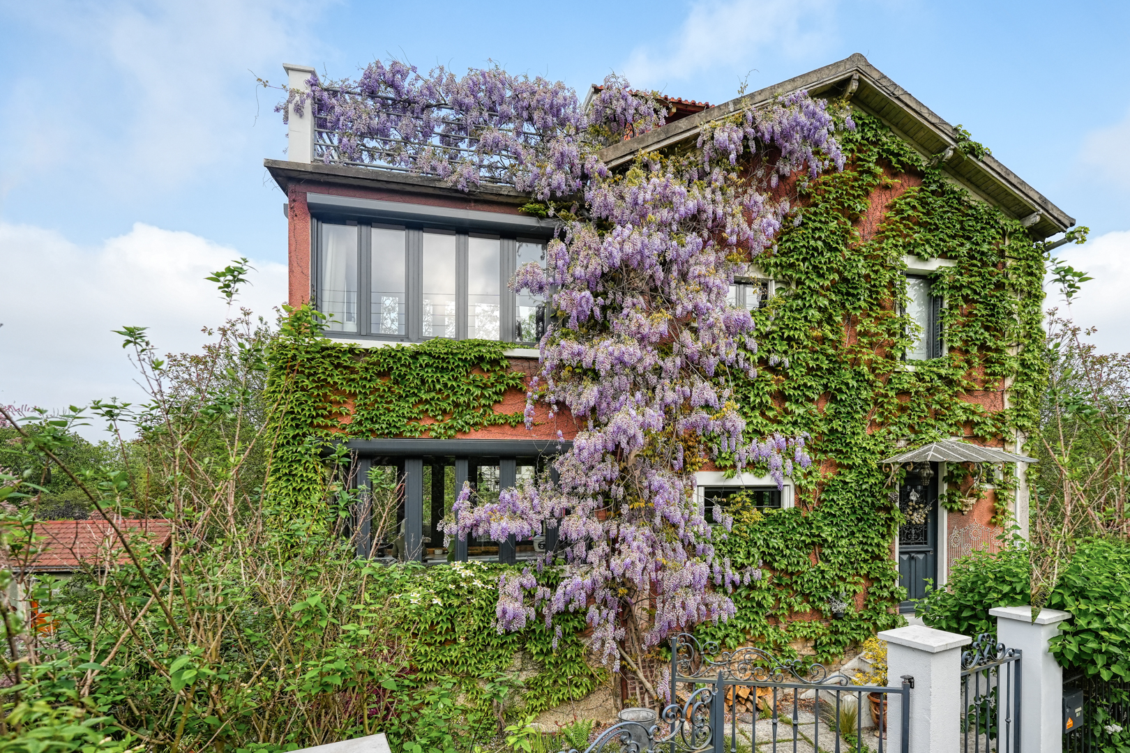 Charming house – The Red house