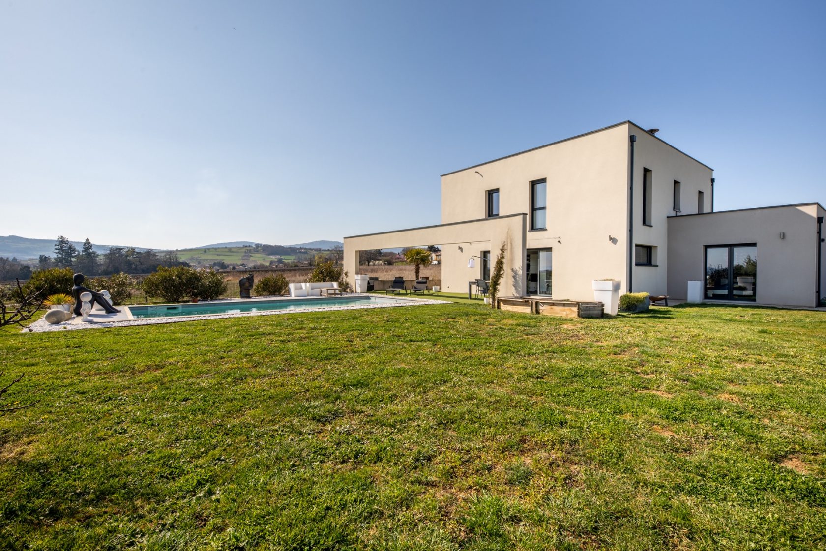 Maison contemporaine avec piscine et vue panoramique
