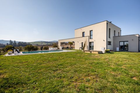 Maison contemporaine avec piscine et vue panoramique