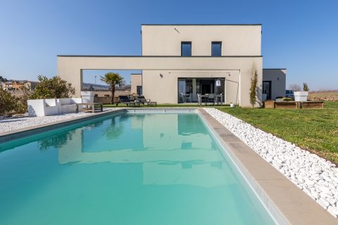 Maison contemporaine avec piscine et vue panoramique