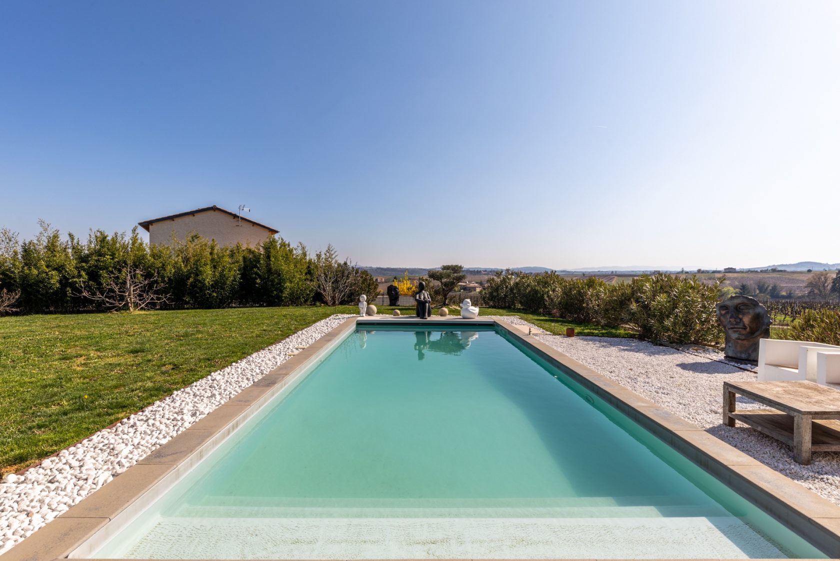 Maison contemporaine avec piscine et vue panoramique