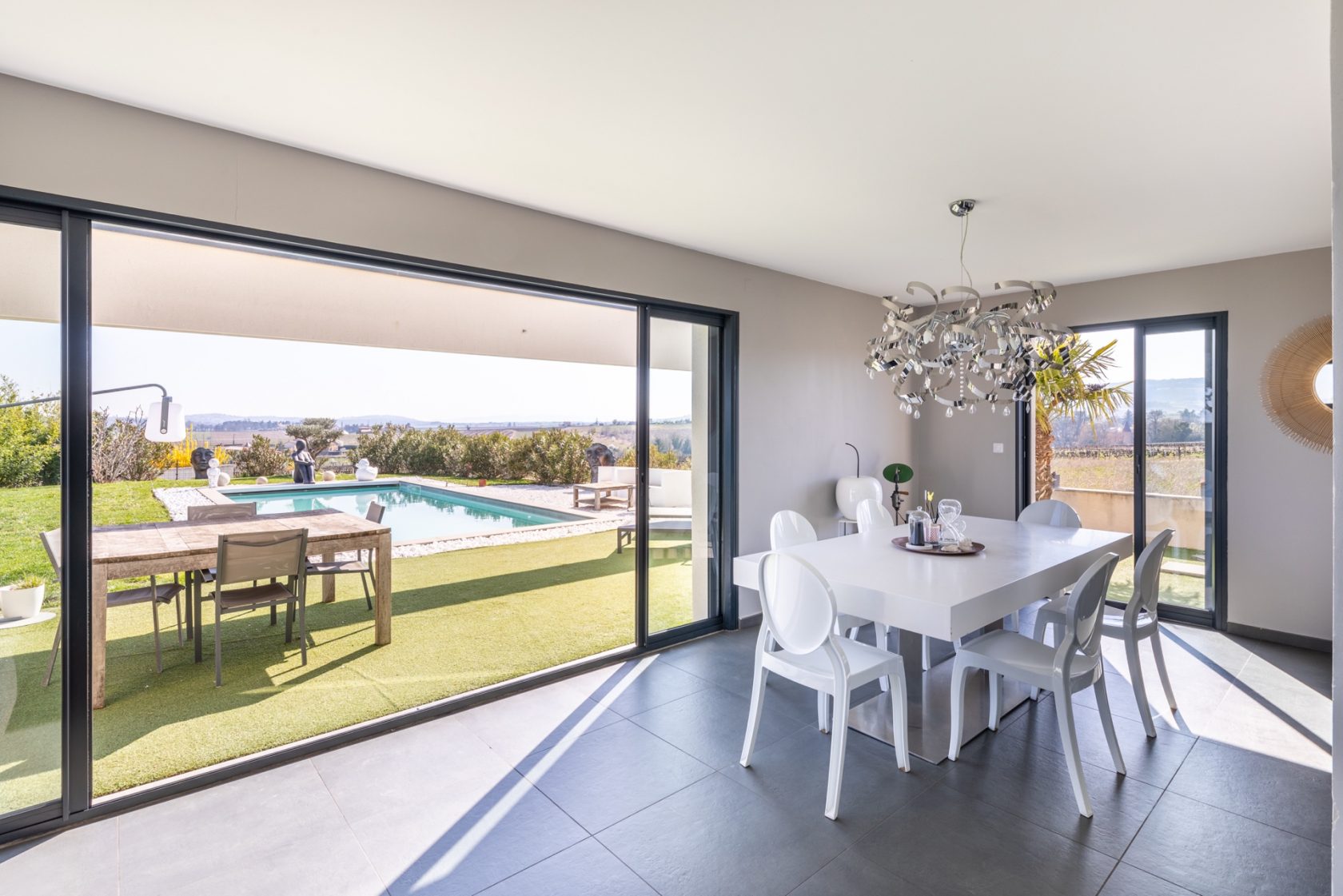 Maison contemporaine avec piscine et vue panoramique