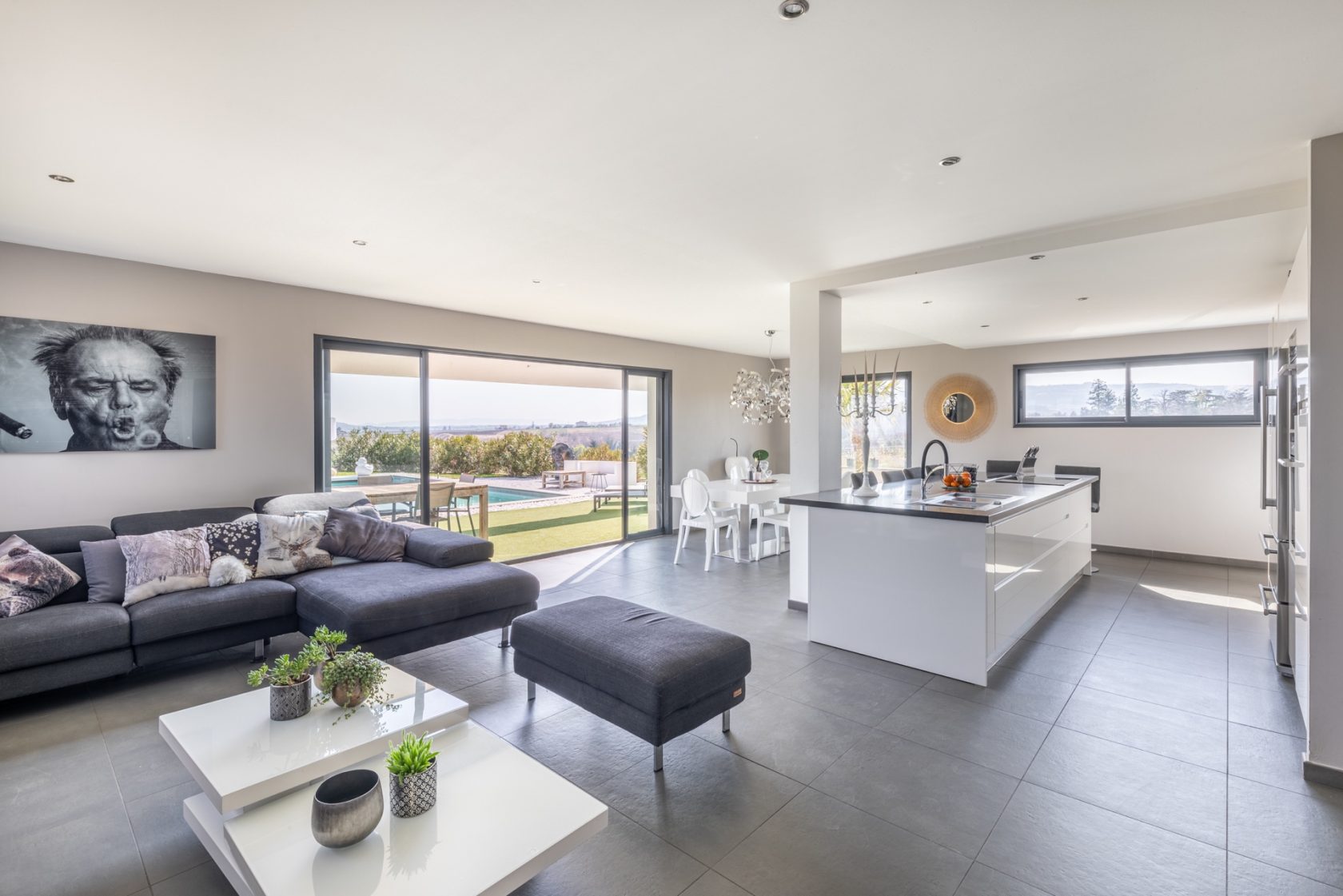Maison contemporaine avec piscine et vue panoramique