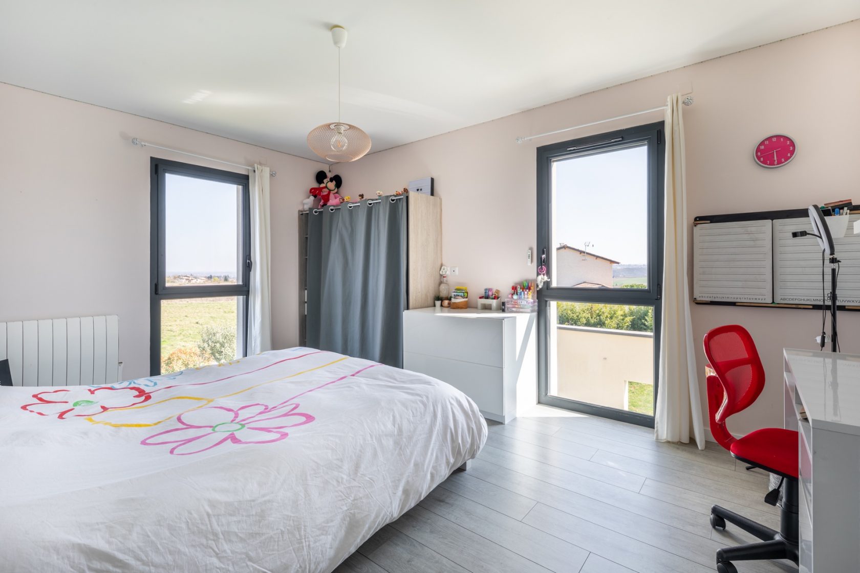 Maison contemporaine avec piscine et vue panoramique