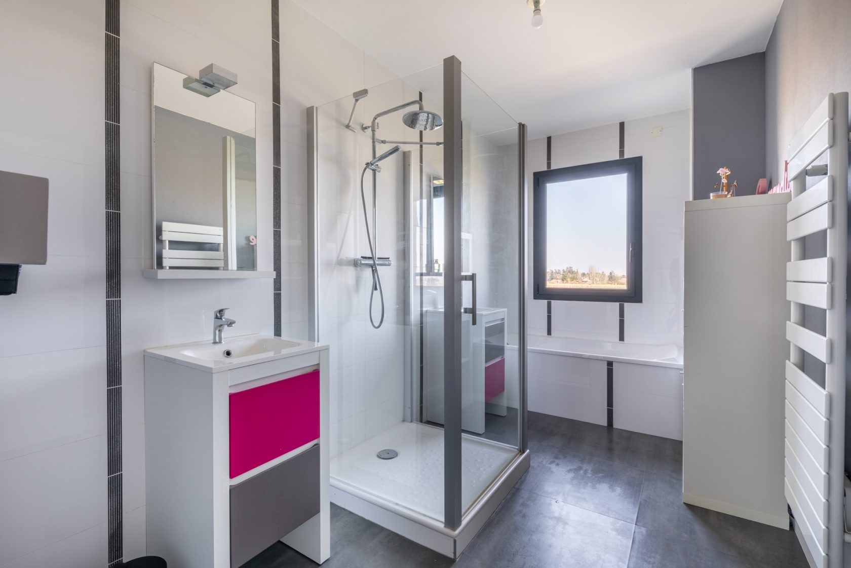 Maison contemporaine avec piscine et vue panoramique