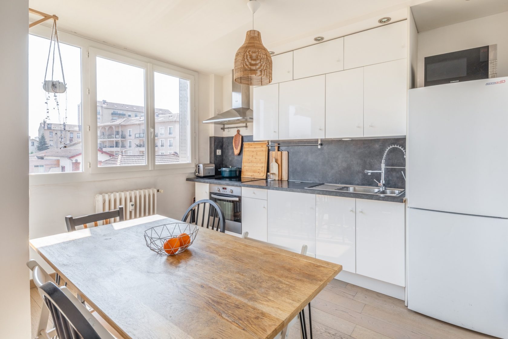 Quiet renovated apartment with terraces and parking