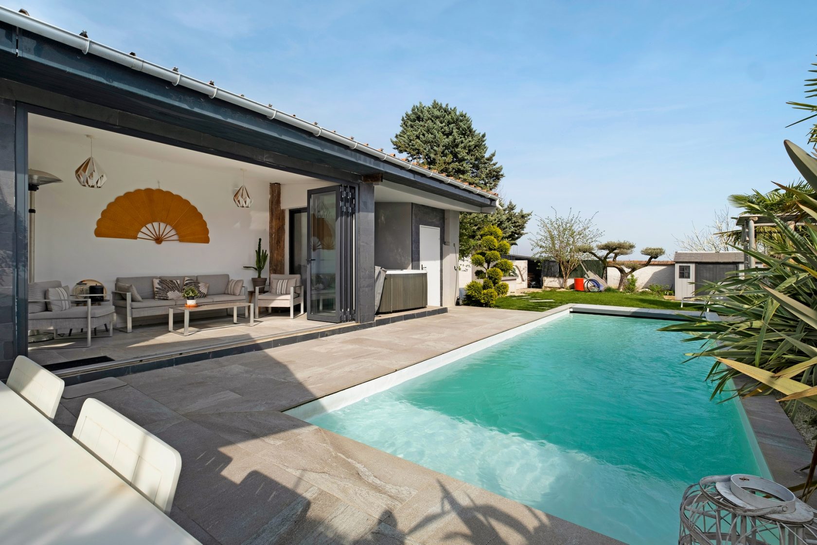 Maison récente avec piscine et jacuzzi