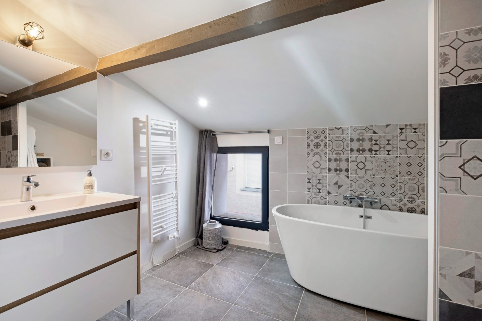 Maison récente avec piscine et jacuzzi