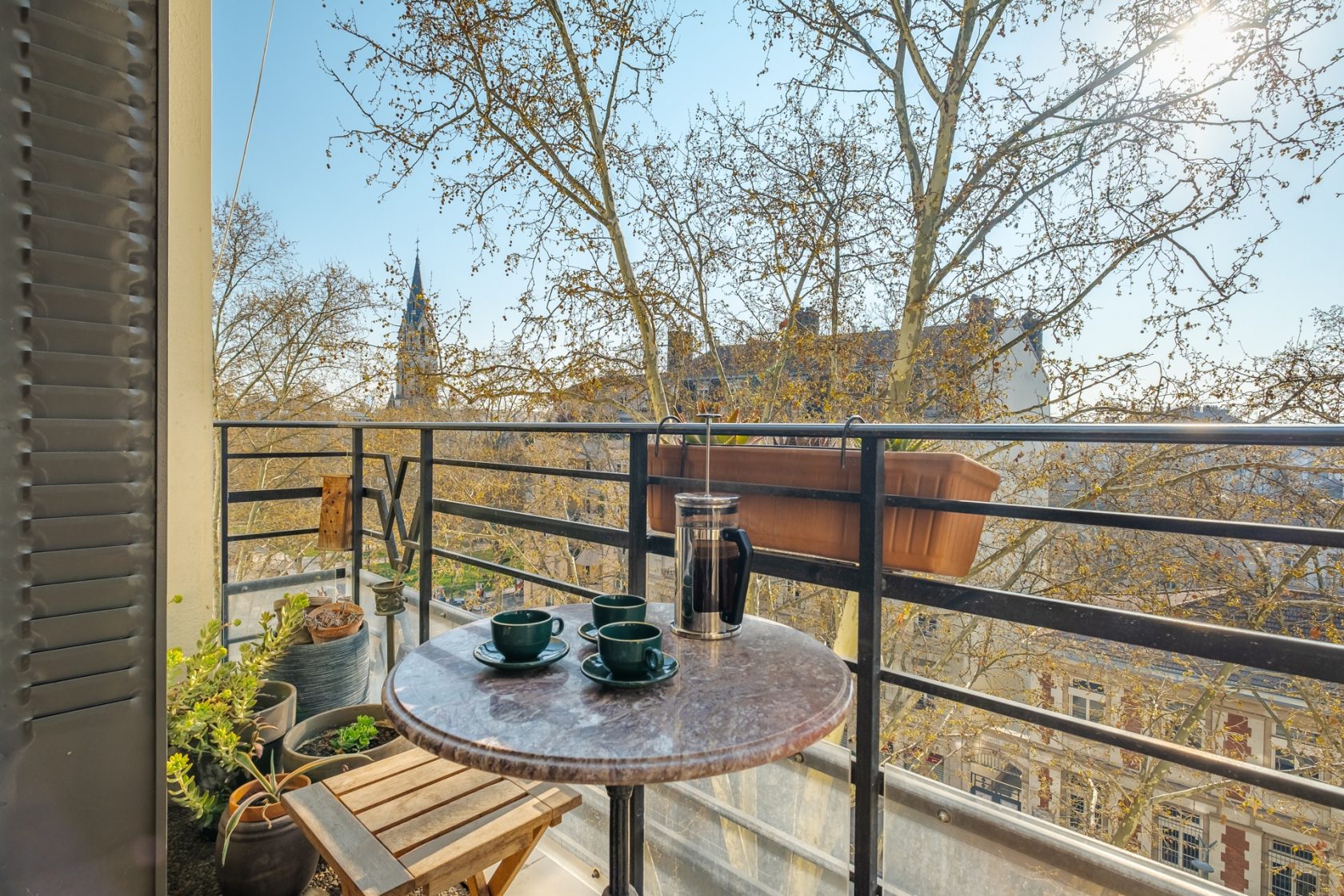 Appartement rénové avec balcon et vue dégagée