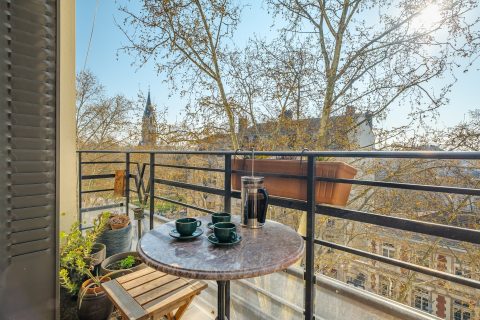 Appartement rénové avec balcon et vue dégagée