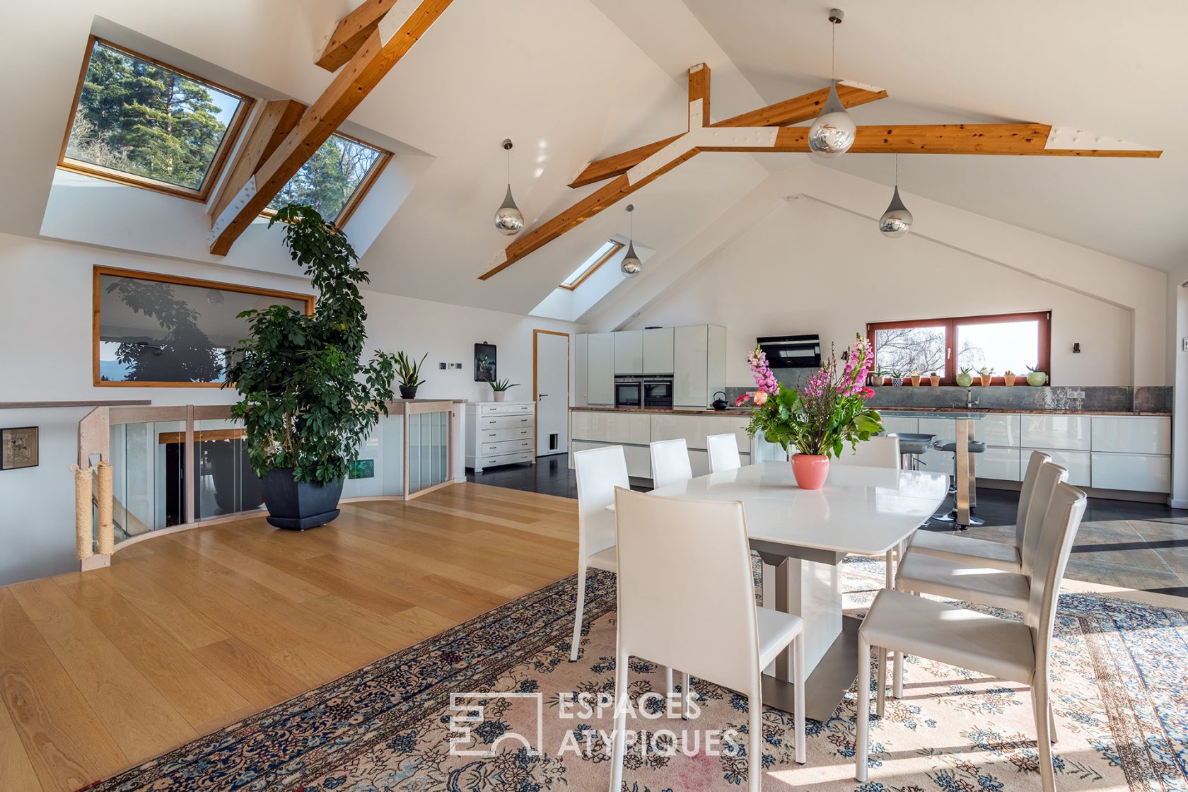 Bioclimatic villa perched in the heart of nature