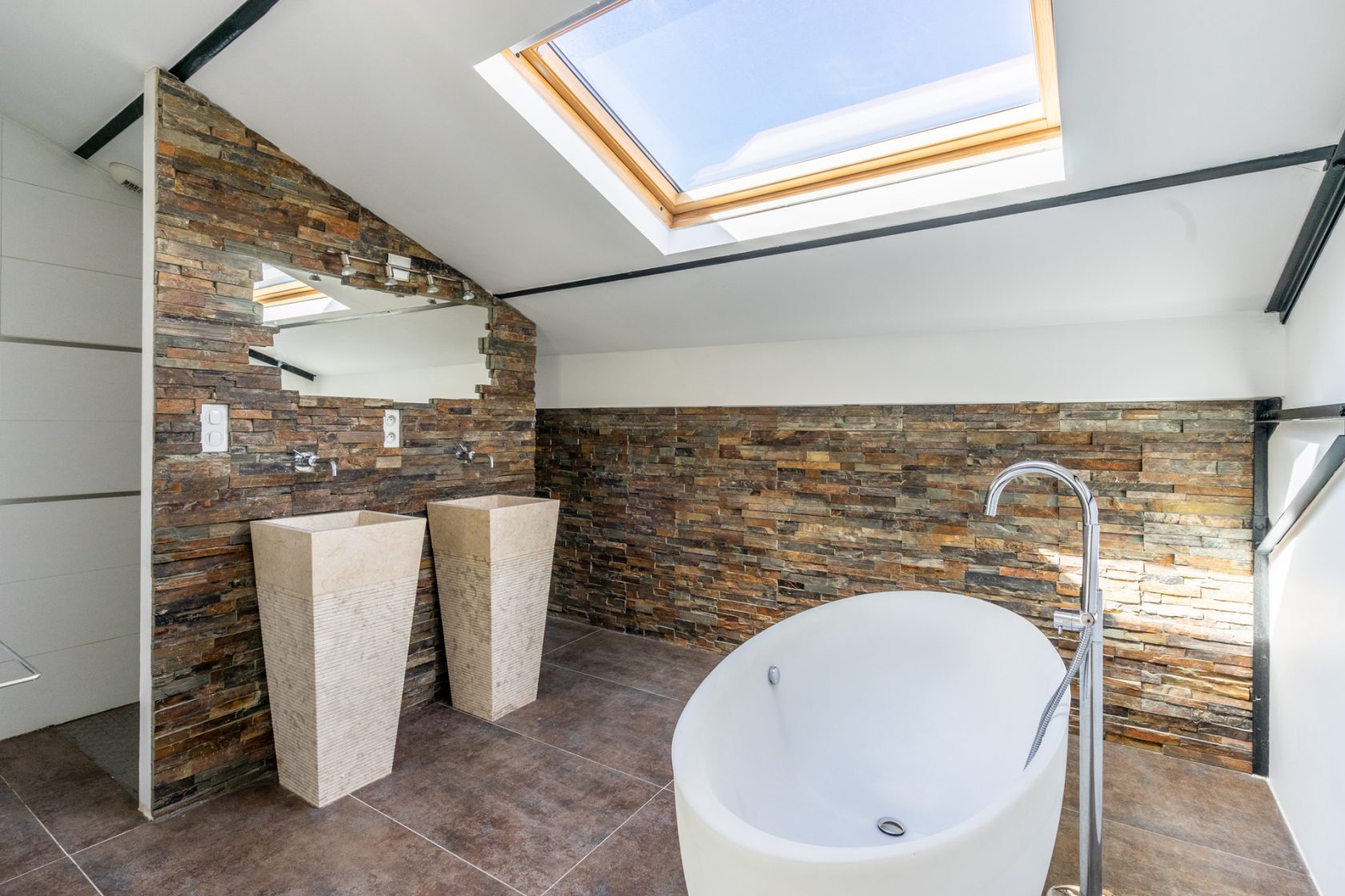 SUPERBE LOFT NICHÉ AU CALME DE SON IMPASSE