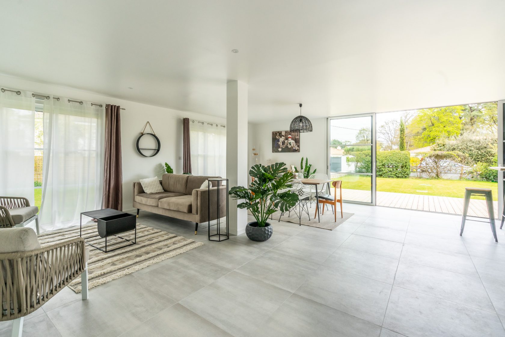 Maison contemporaine neuve avec son jardin paysagé