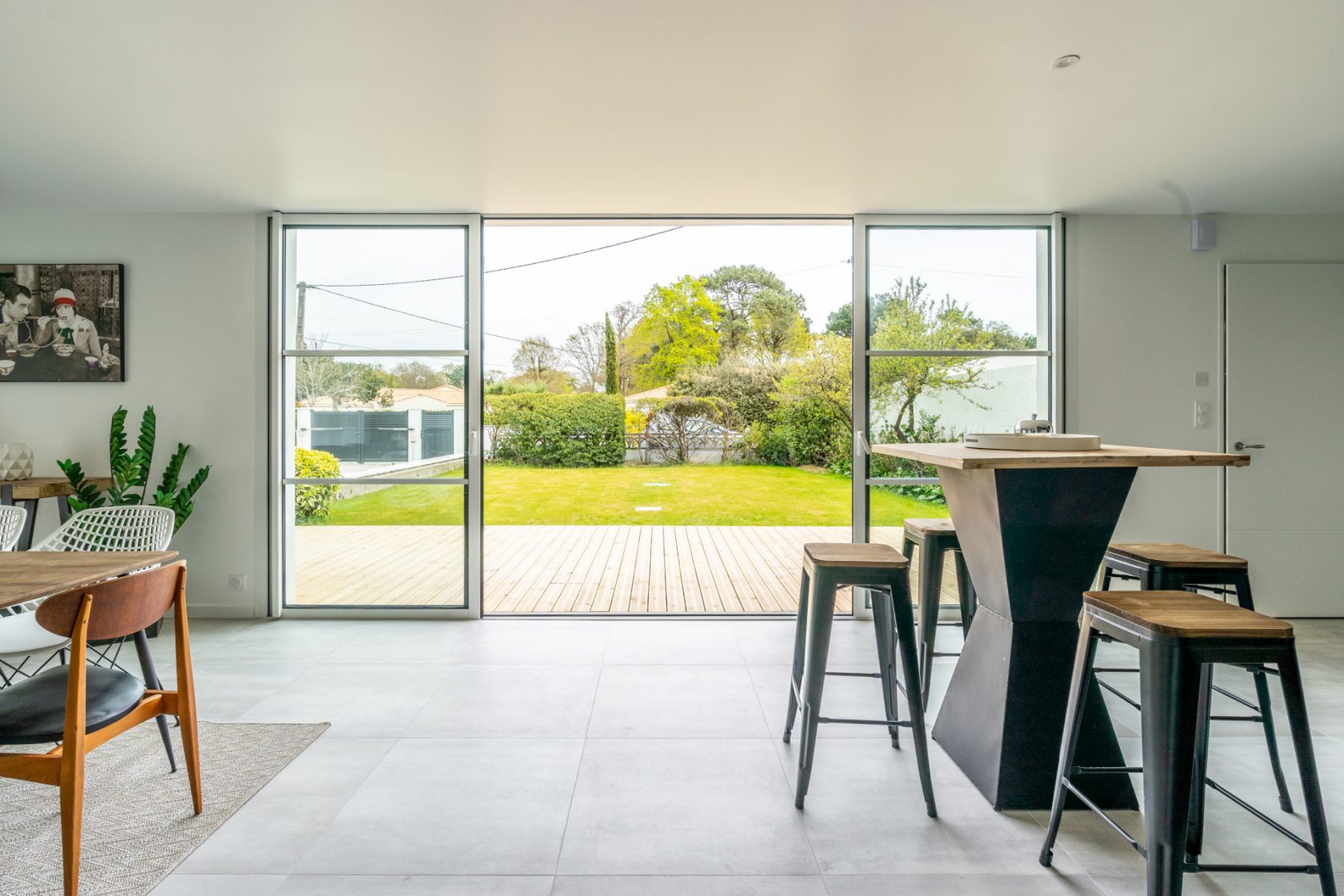 Maison contemporaine neuve avec son jardin paysagé