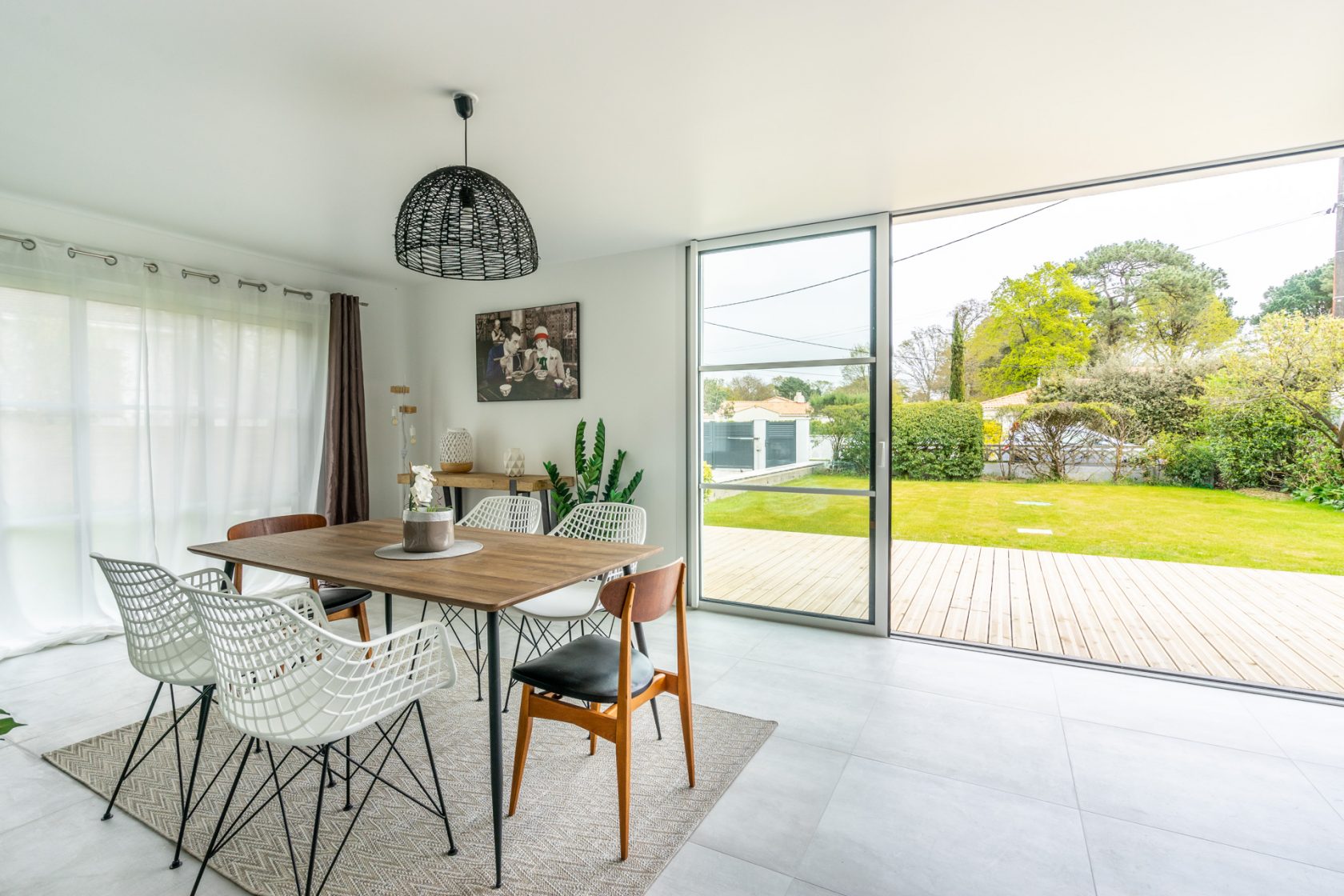 Maison contemporaine neuve avec son jardin paysagé