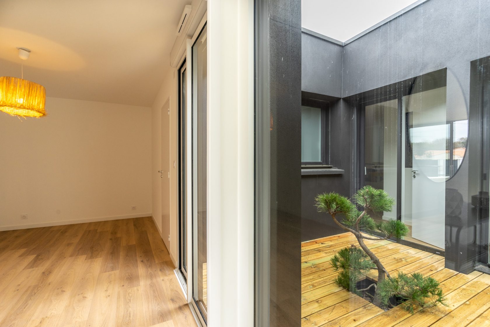 Maison contemporaine neuve avec son jardin paysagé