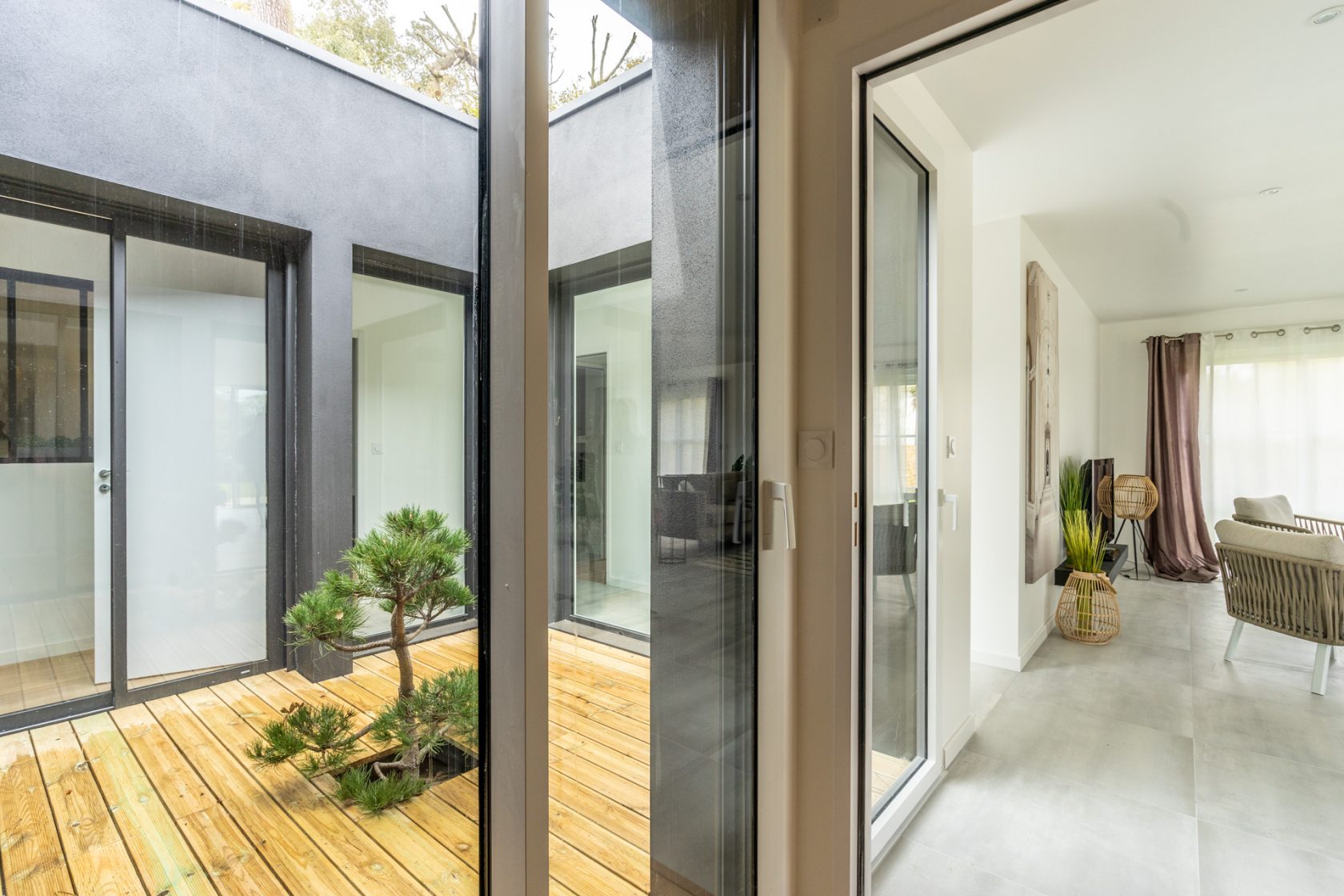 Maison contemporaine neuve avec son jardin paysagé