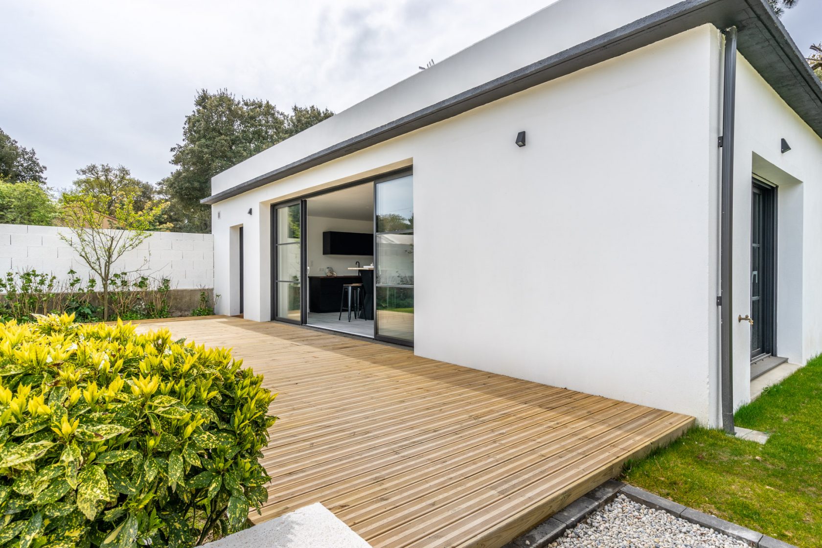 Maison contemporaine neuve avec son jardin paysagé