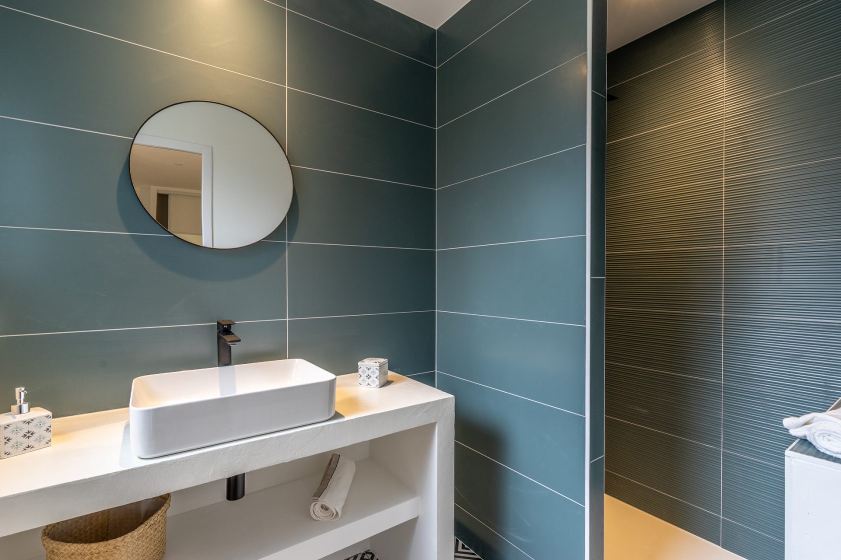 Maison contemporaine neuve avec son jardin paysagé