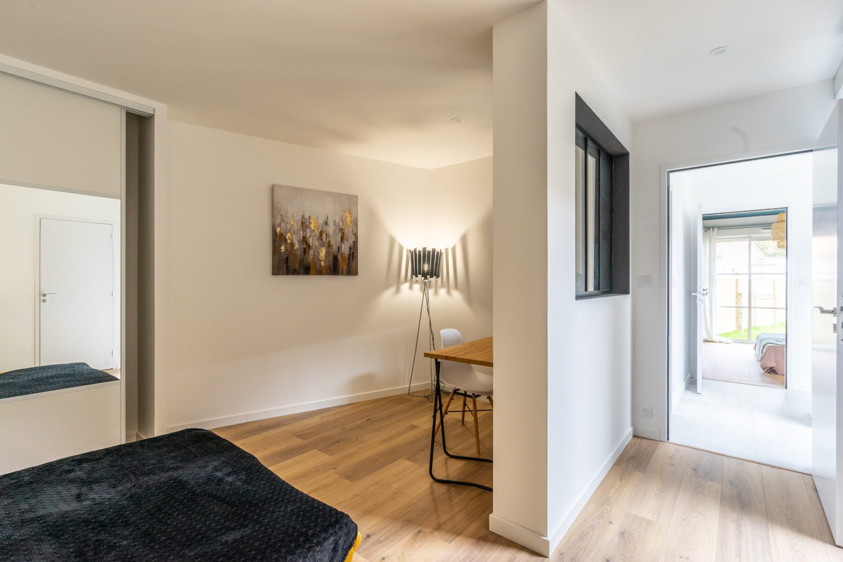 Maison contemporaine neuve avec son jardin paysagé