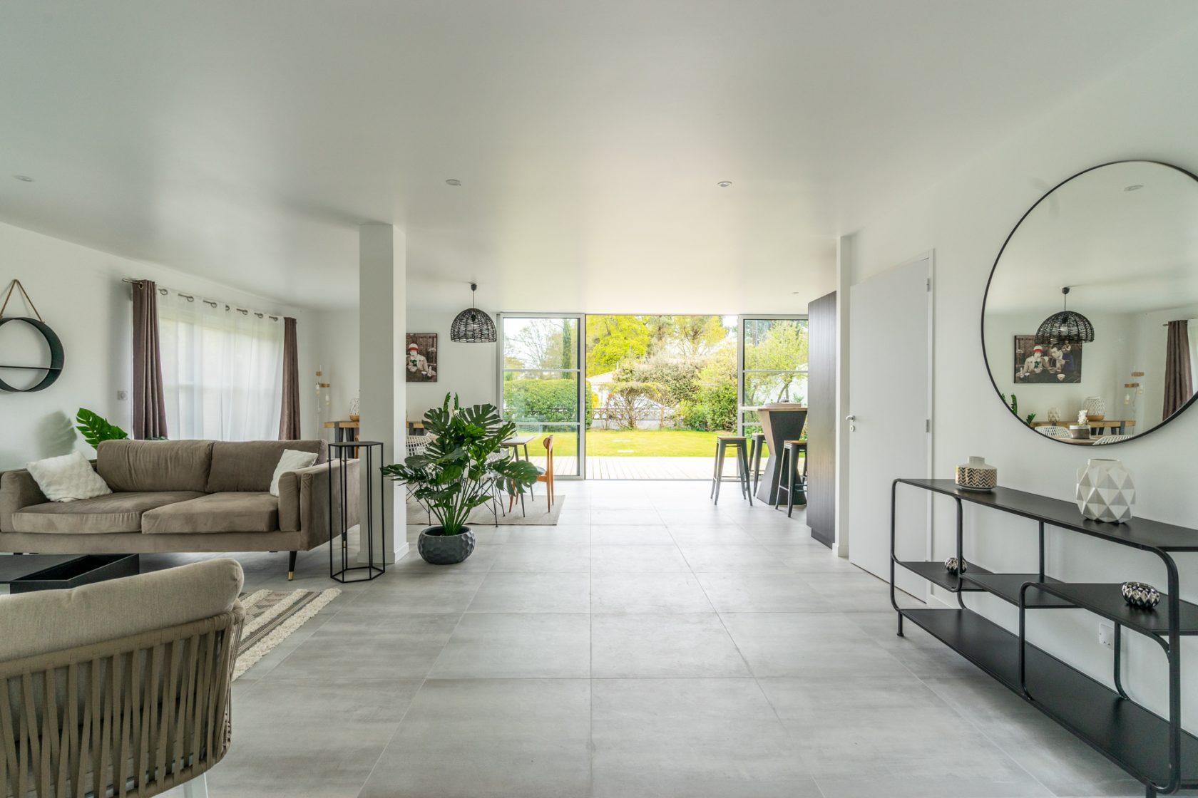 Maison contemporaine neuve avec son jardin paysagé