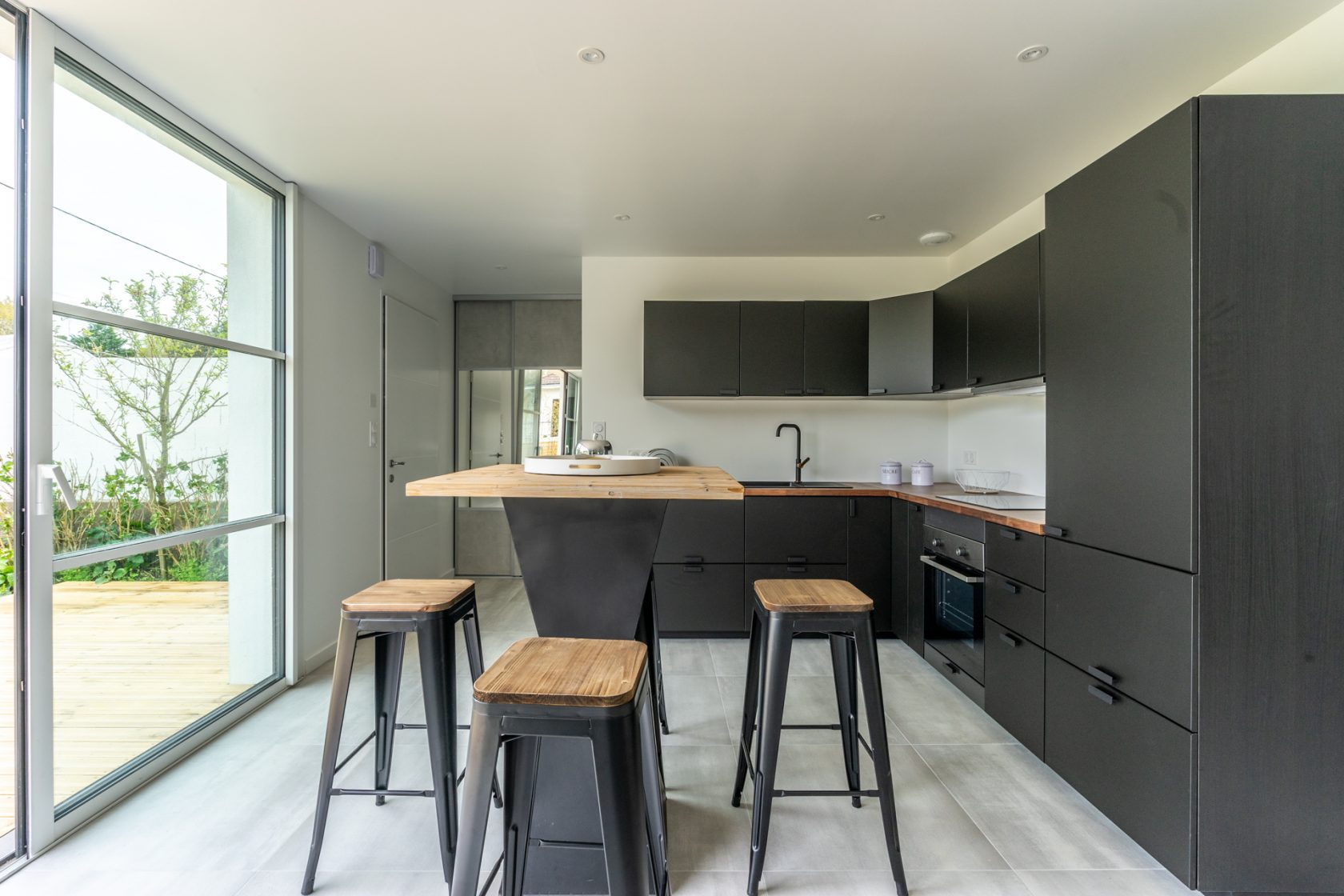 Maison contemporaine neuve avec son jardin paysagé