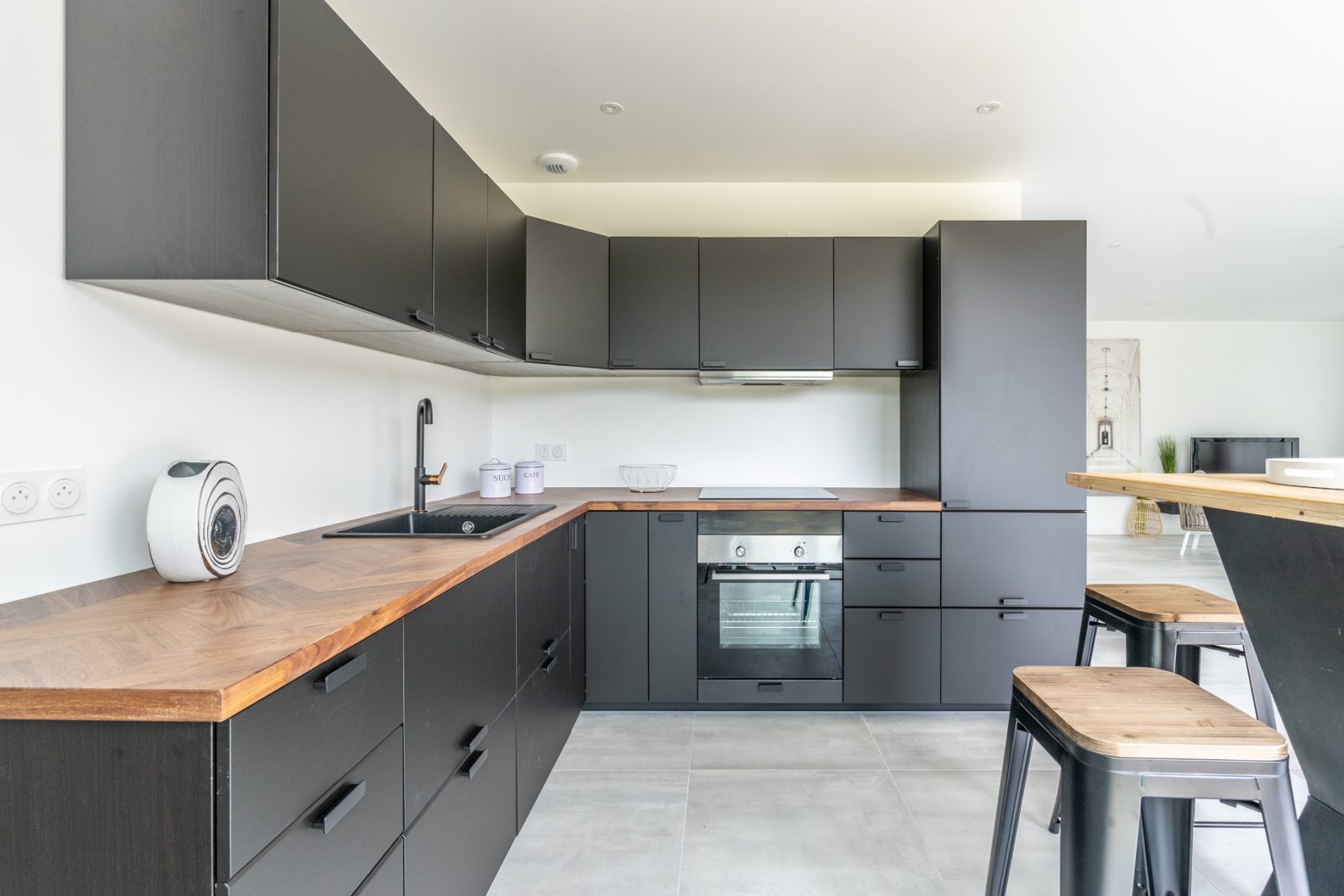 Maison contemporaine neuve avec son jardin paysagé