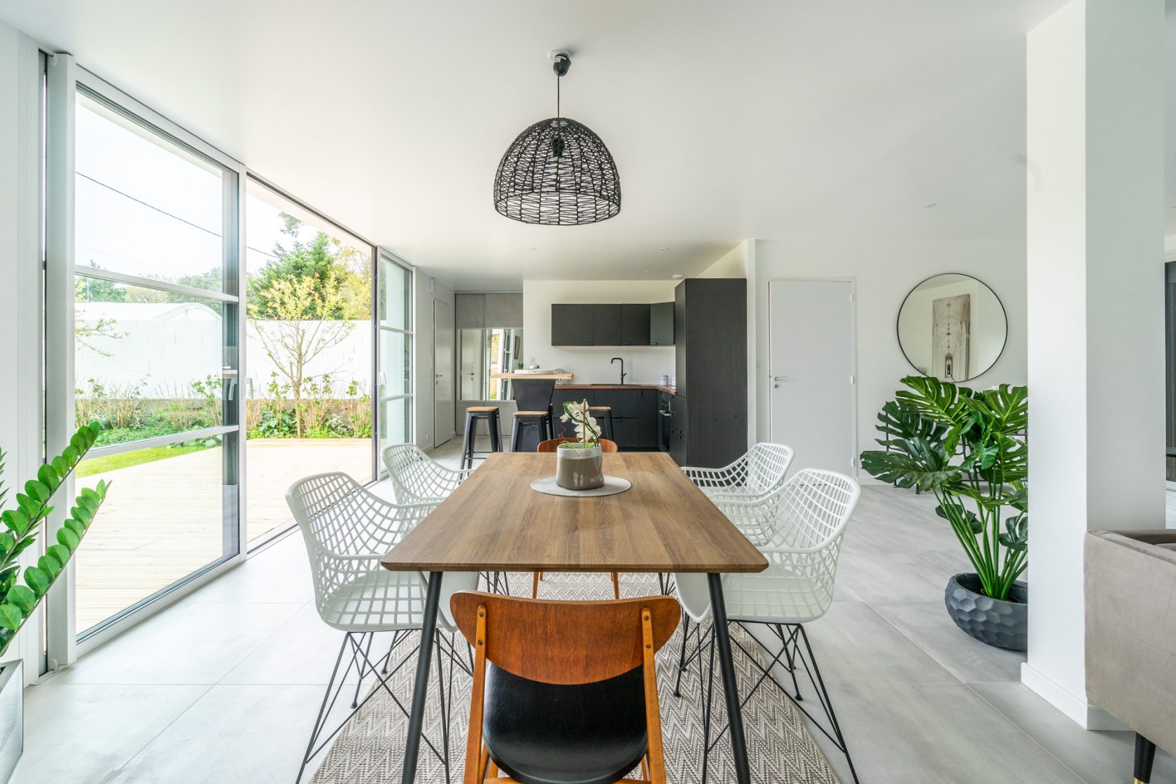 Maison contemporaine neuve avec son jardin paysagé