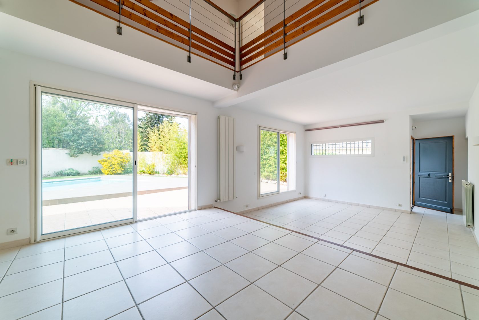 Quiet house with swimming pool