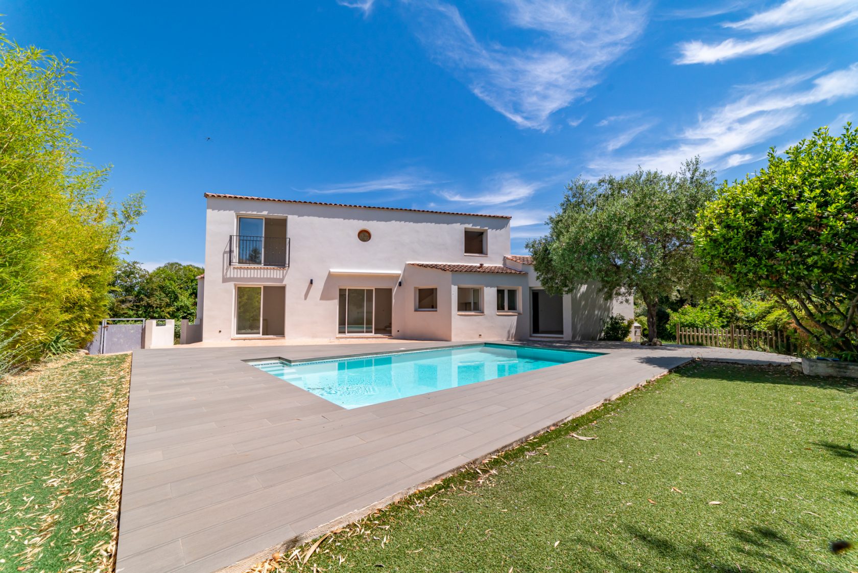Quiet house with swimming pool