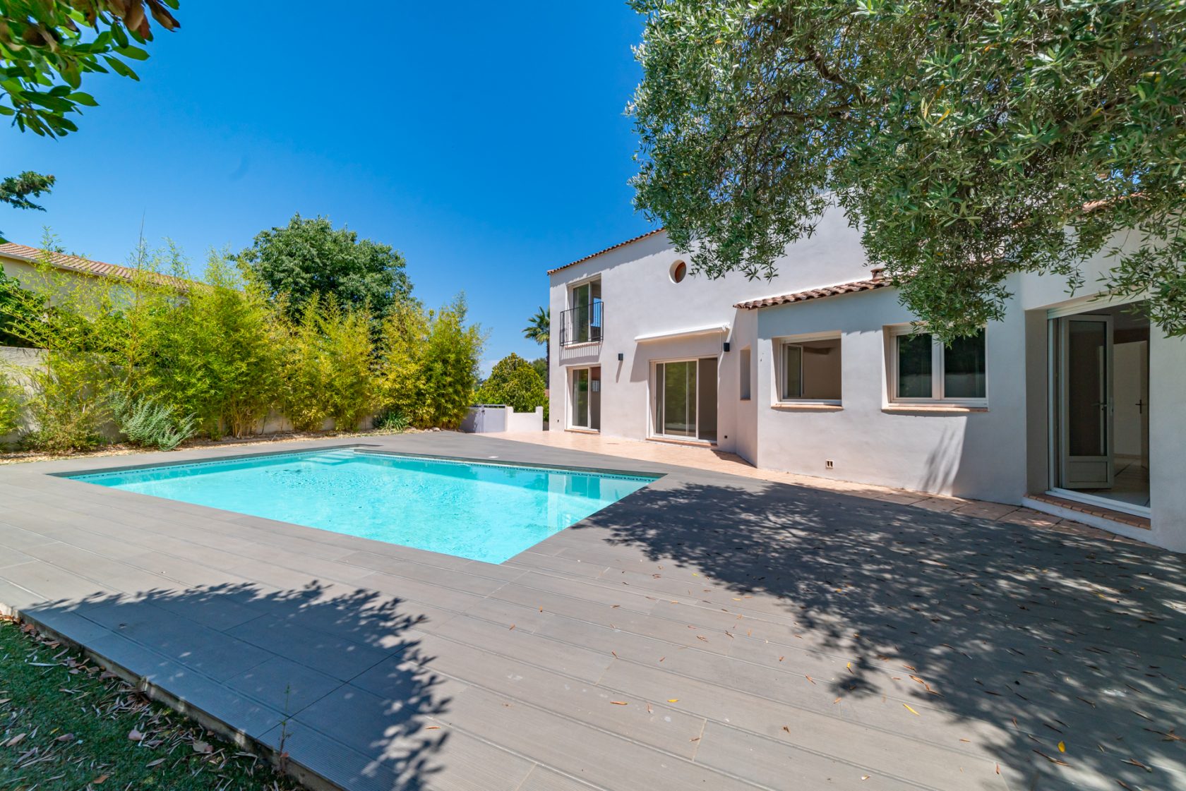Quiet house with swimming pool
