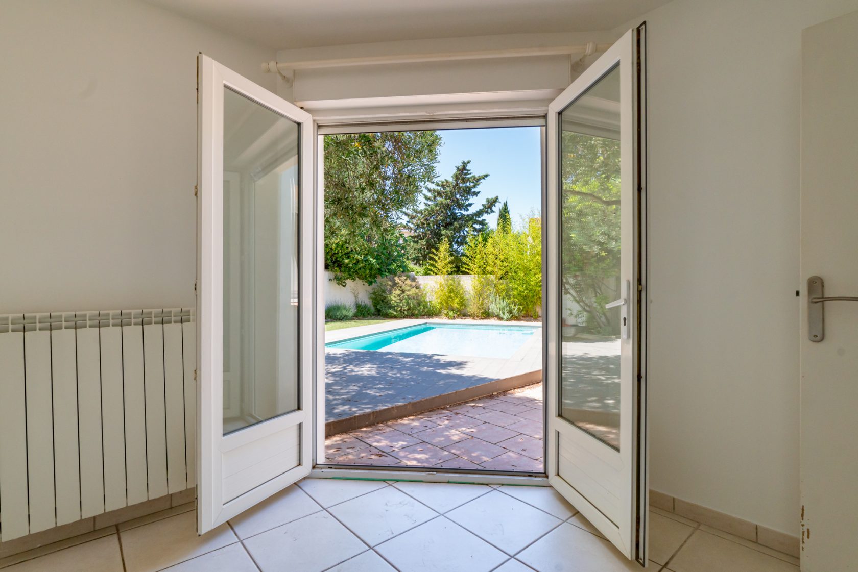 Quiet house with swimming pool