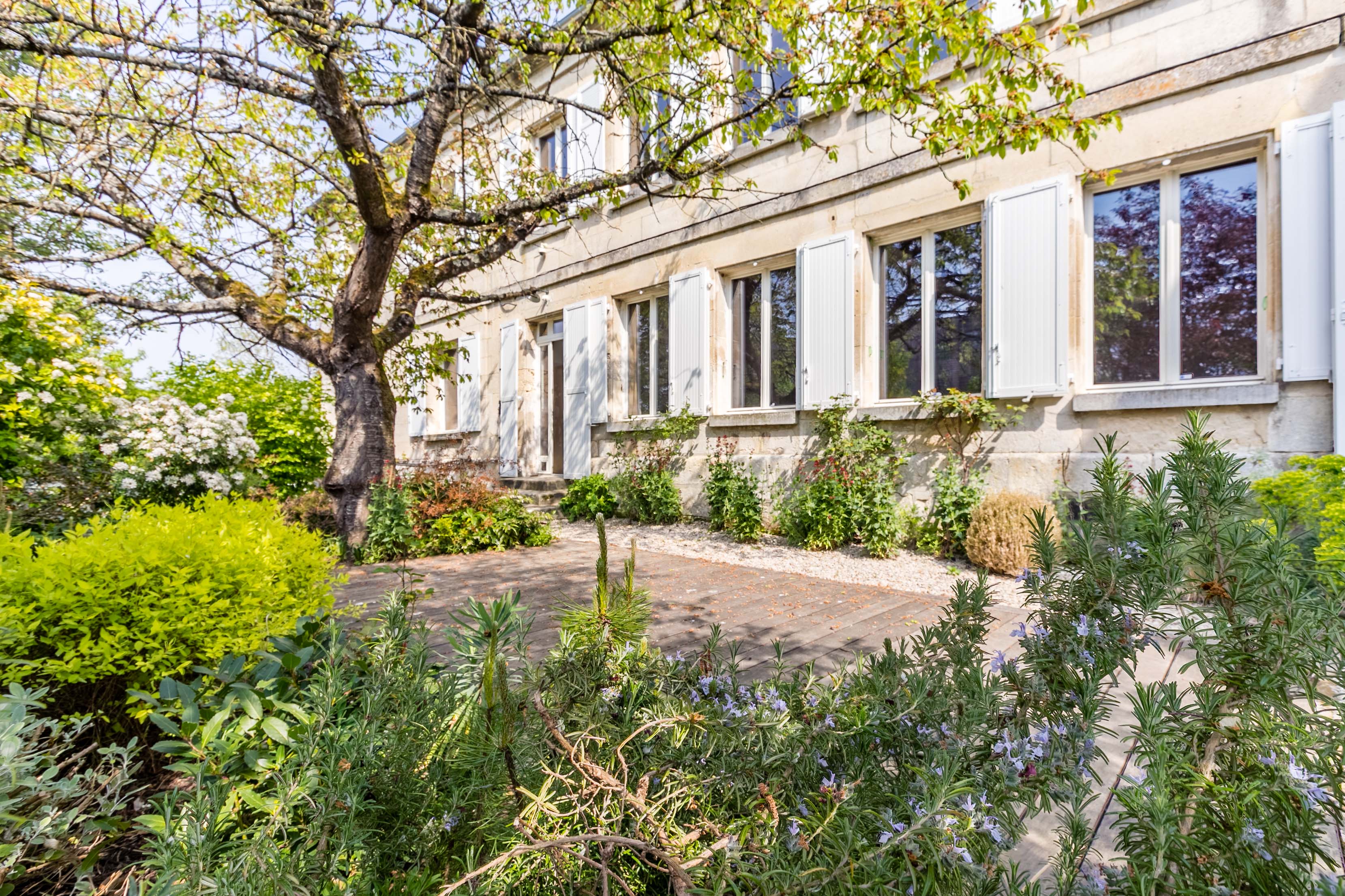 Out of sight – Renovated atypical 19th century family home – Pierrefonds