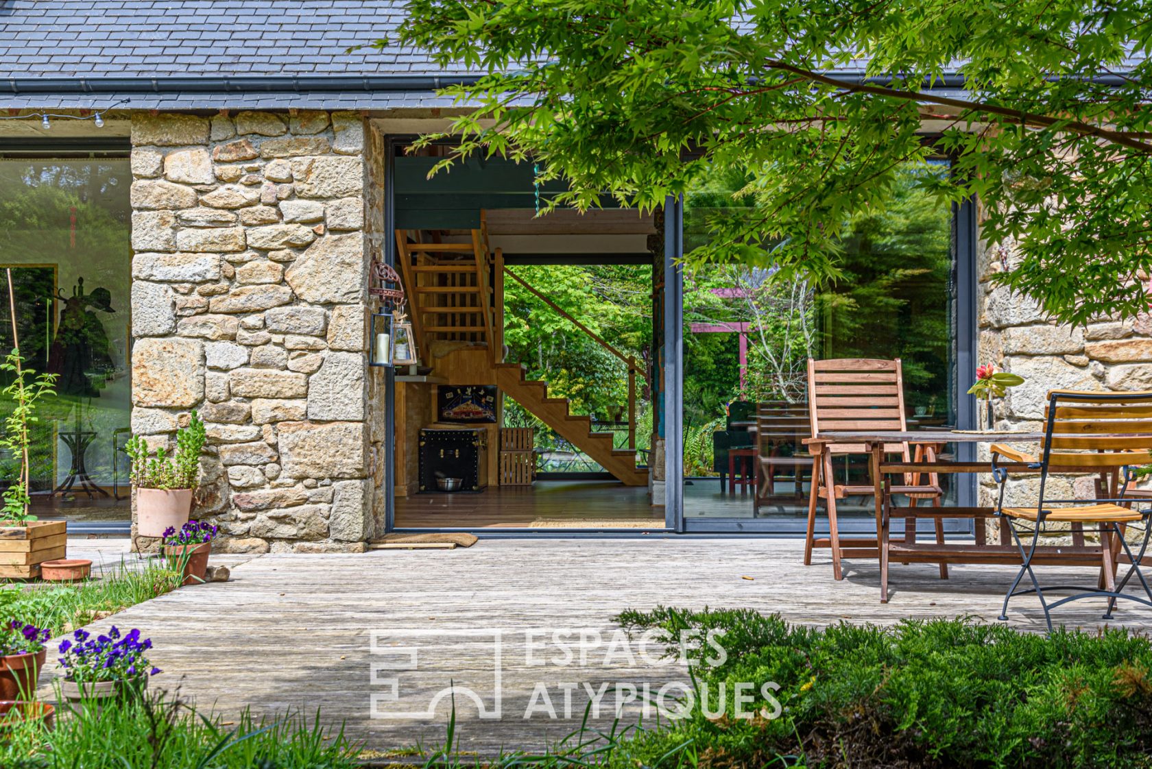 Loft house at the heart of a botanical park with outbuildings