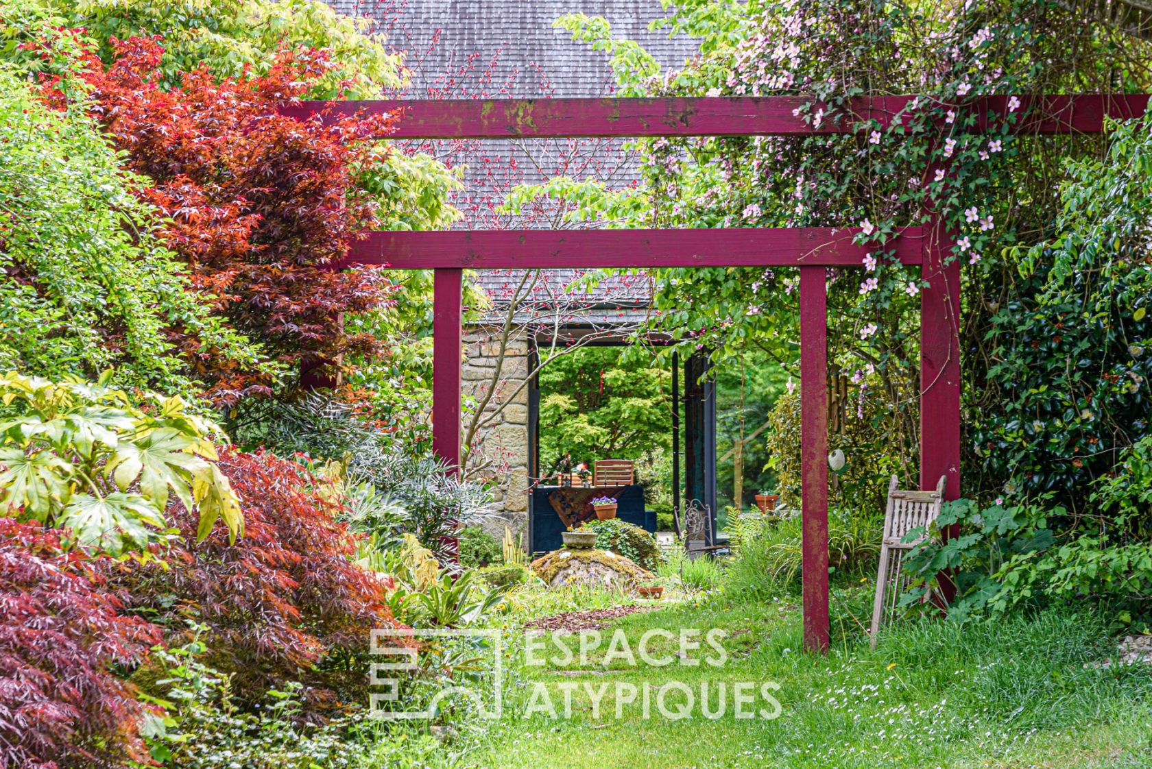 Loft house at the heart of a botanical park with outbuildings