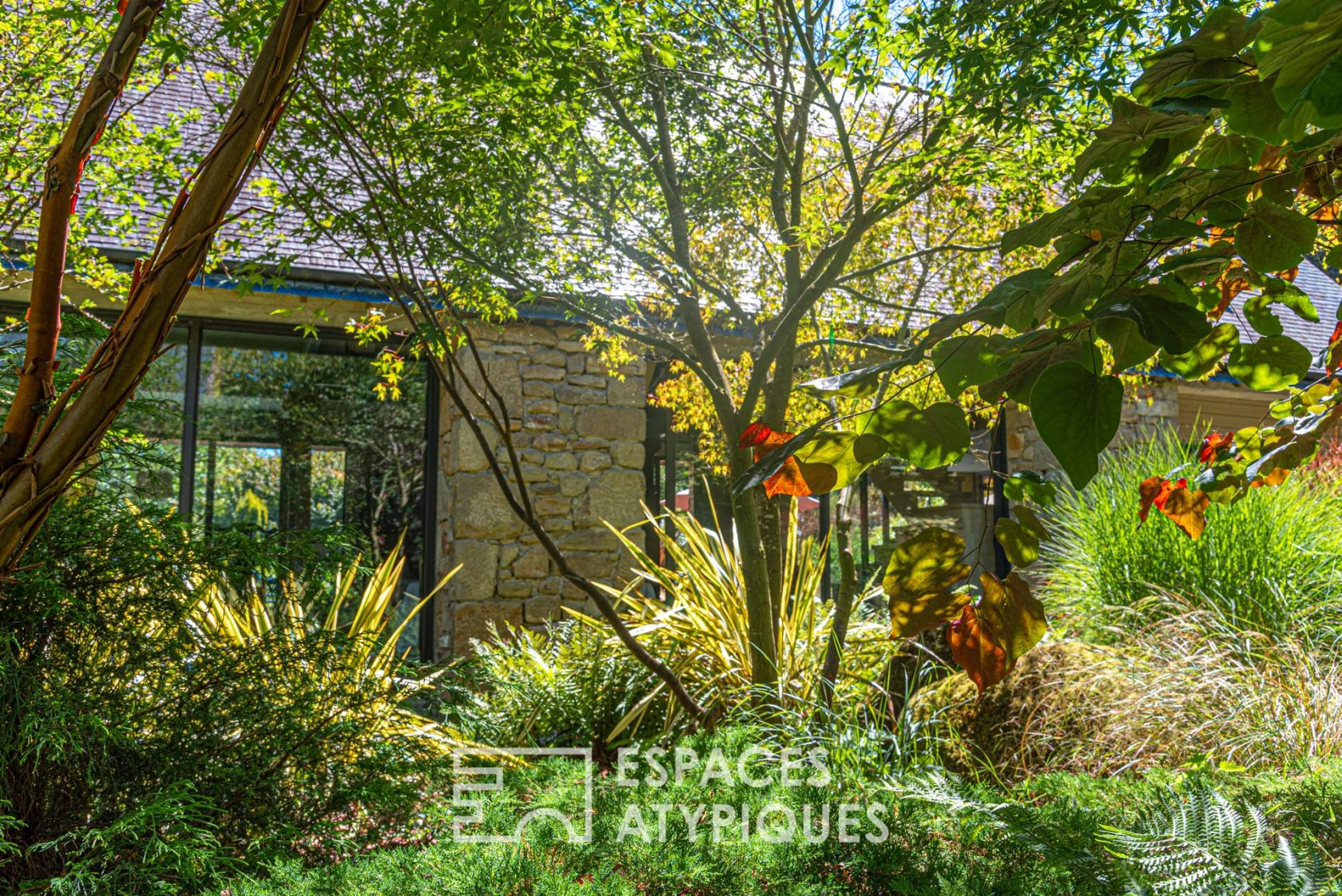 Loft house at the heart of a botanical park with outbuildings