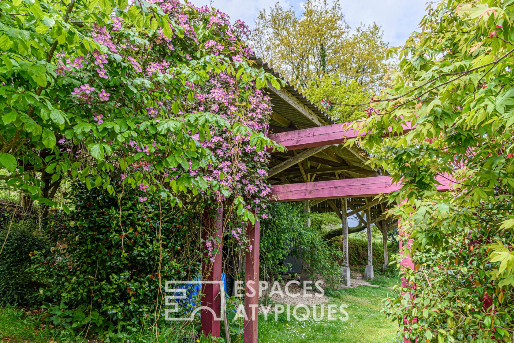 Loft house at the heart of a botanical park with outbuildings